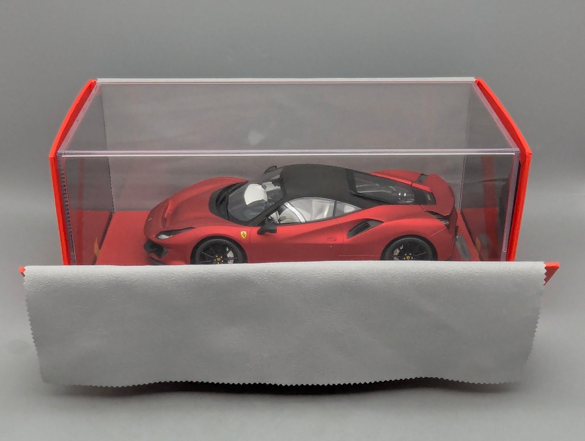 Modellautos 1:18 BBR Ferrari 488 Pista Soft Red Ltd 05/05 mit Lederplatte Vitrine OVP