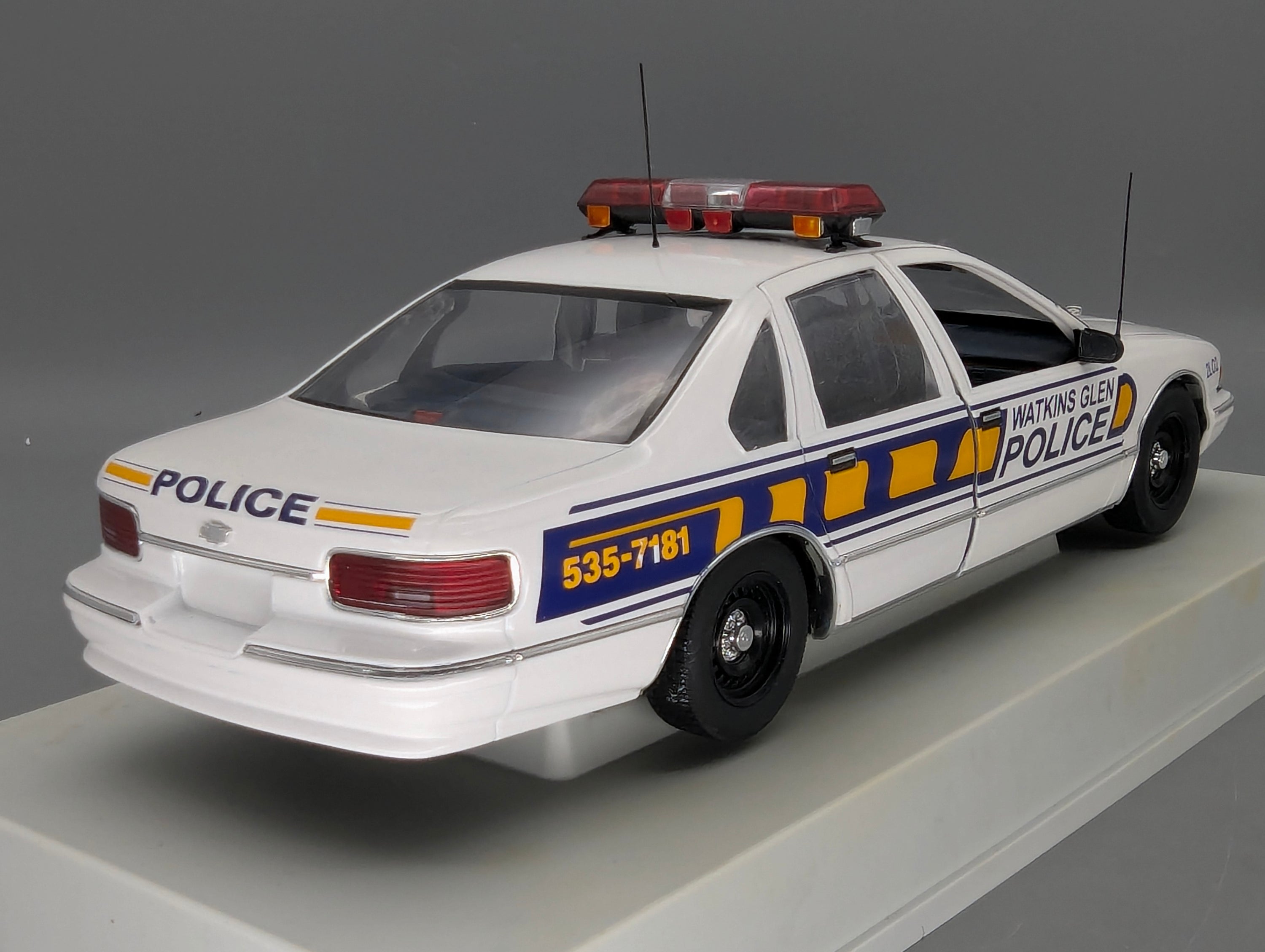 Modellautos 1:18 UT Models 21028 Chevrolet Caprice Watkins Glen Police mit OVP