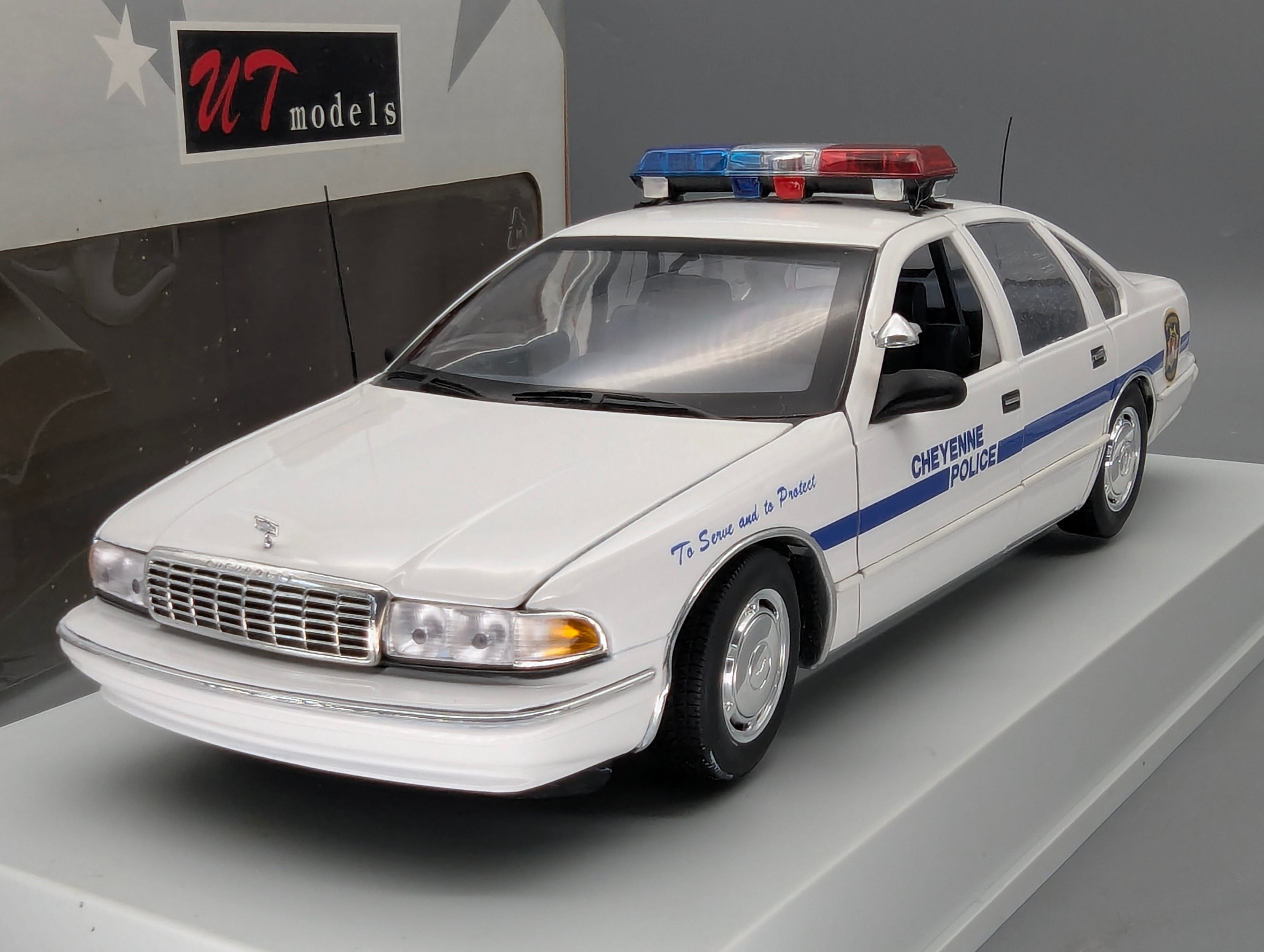 Modellautos 1:18 UT Models 21025 Chevrolet Caprice Cheyenne Police Car mit OVP