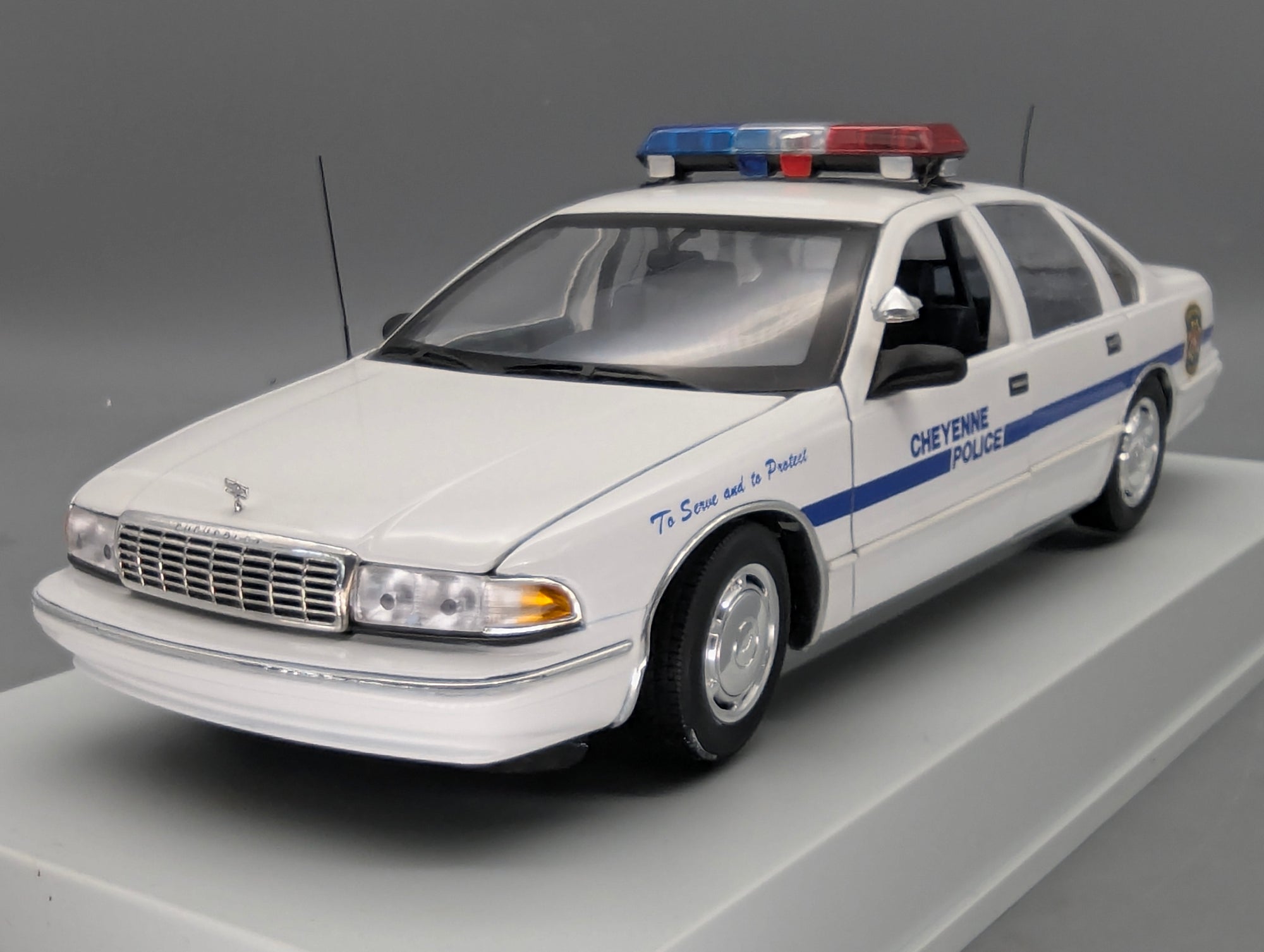 Modellautos 1:18 UT Models 21025 Chevrolet Caprice Cheyenne Police Car mit OVP