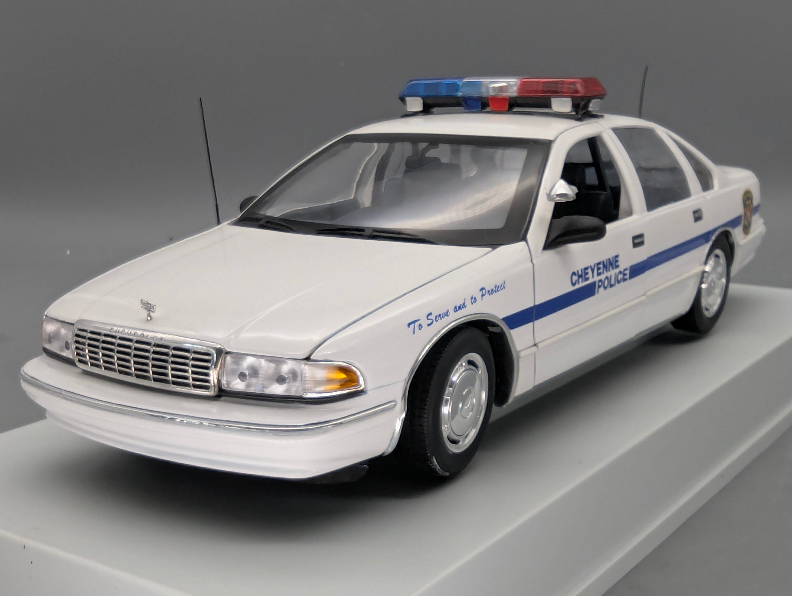 Modellautos 1:18 UT Models 21025 Chevrolet Caprice Cheyenne Police Car mit OVP