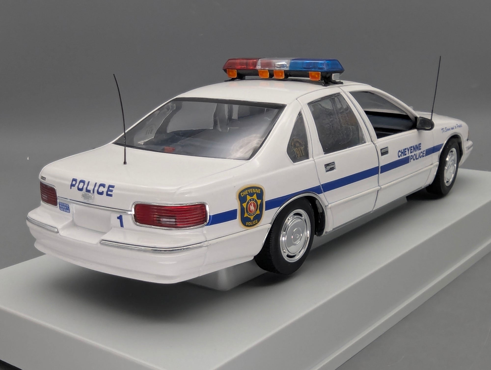 Modellautos 1:18 UT Models 21025 Chevrolet Caprice Cheyenne Police Car mit OVP