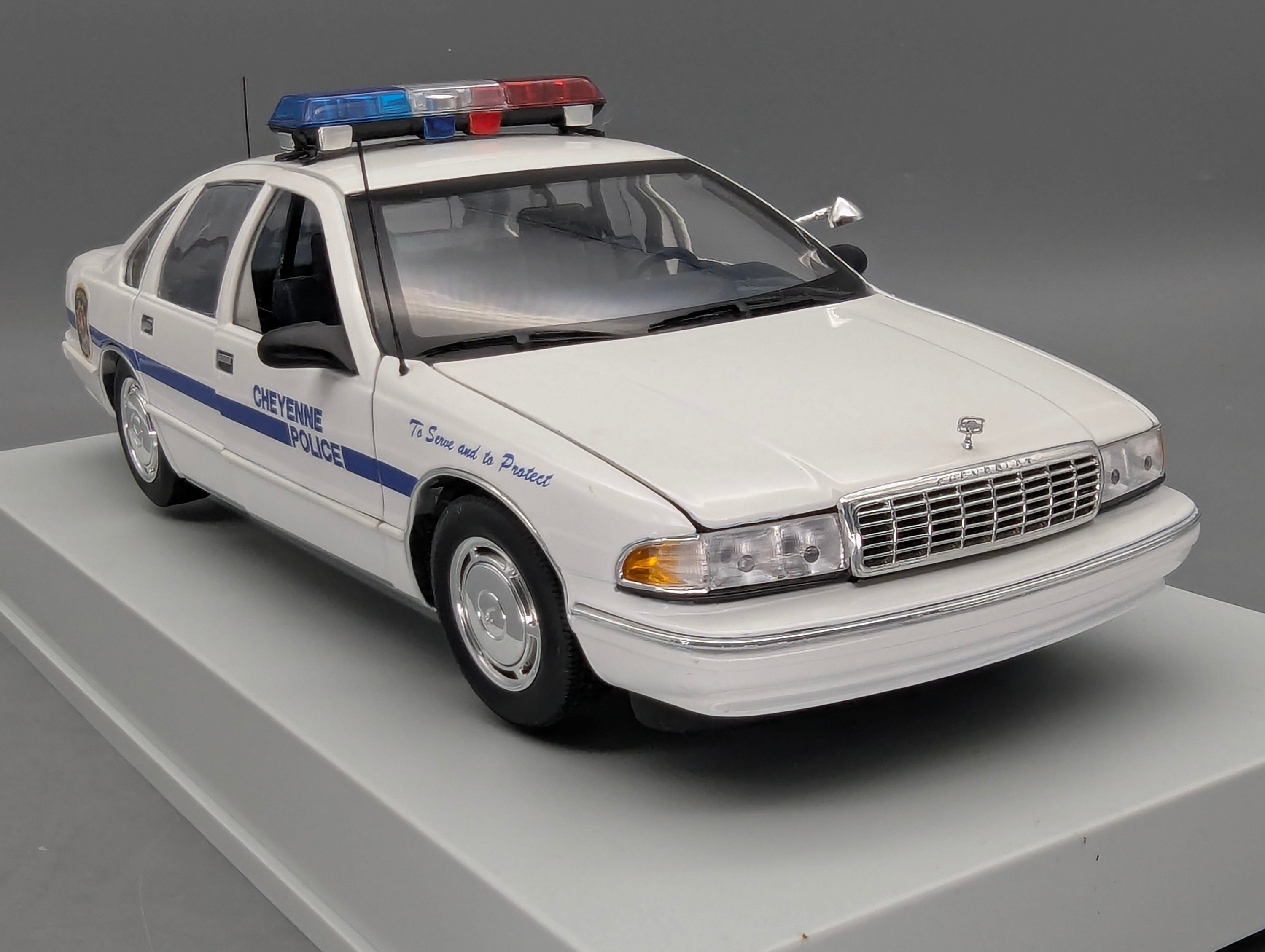 Modellautos 1:18 UT Models 21025 Chevrolet Caprice Cheyenne Police Car mit OVP