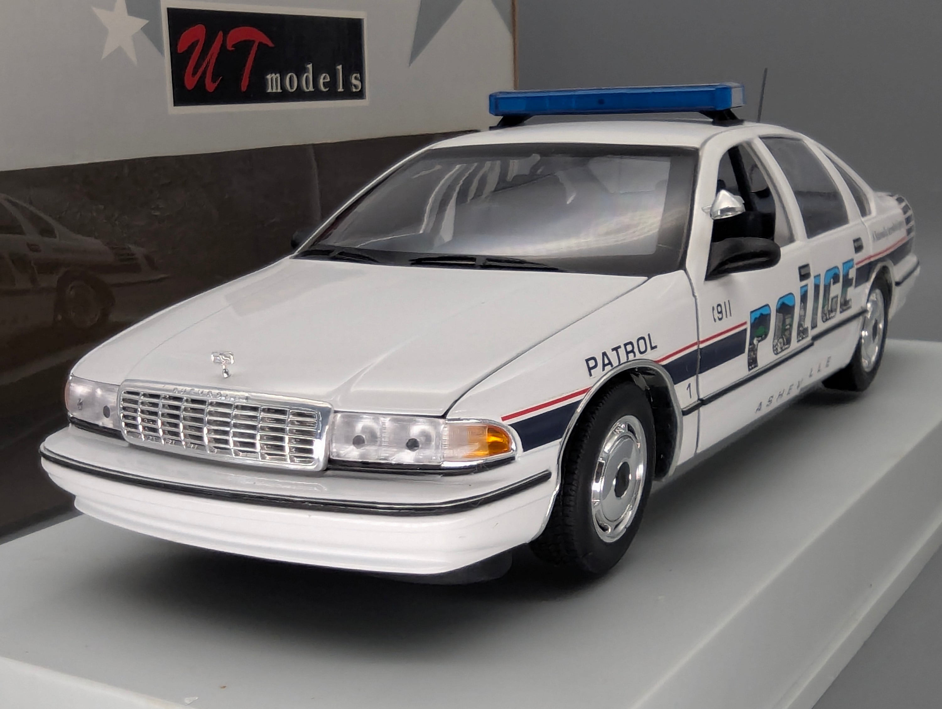 Modellautos 1:18 UT Models 21053 Chevrolet Caprice Asheville Police Car mit OVP