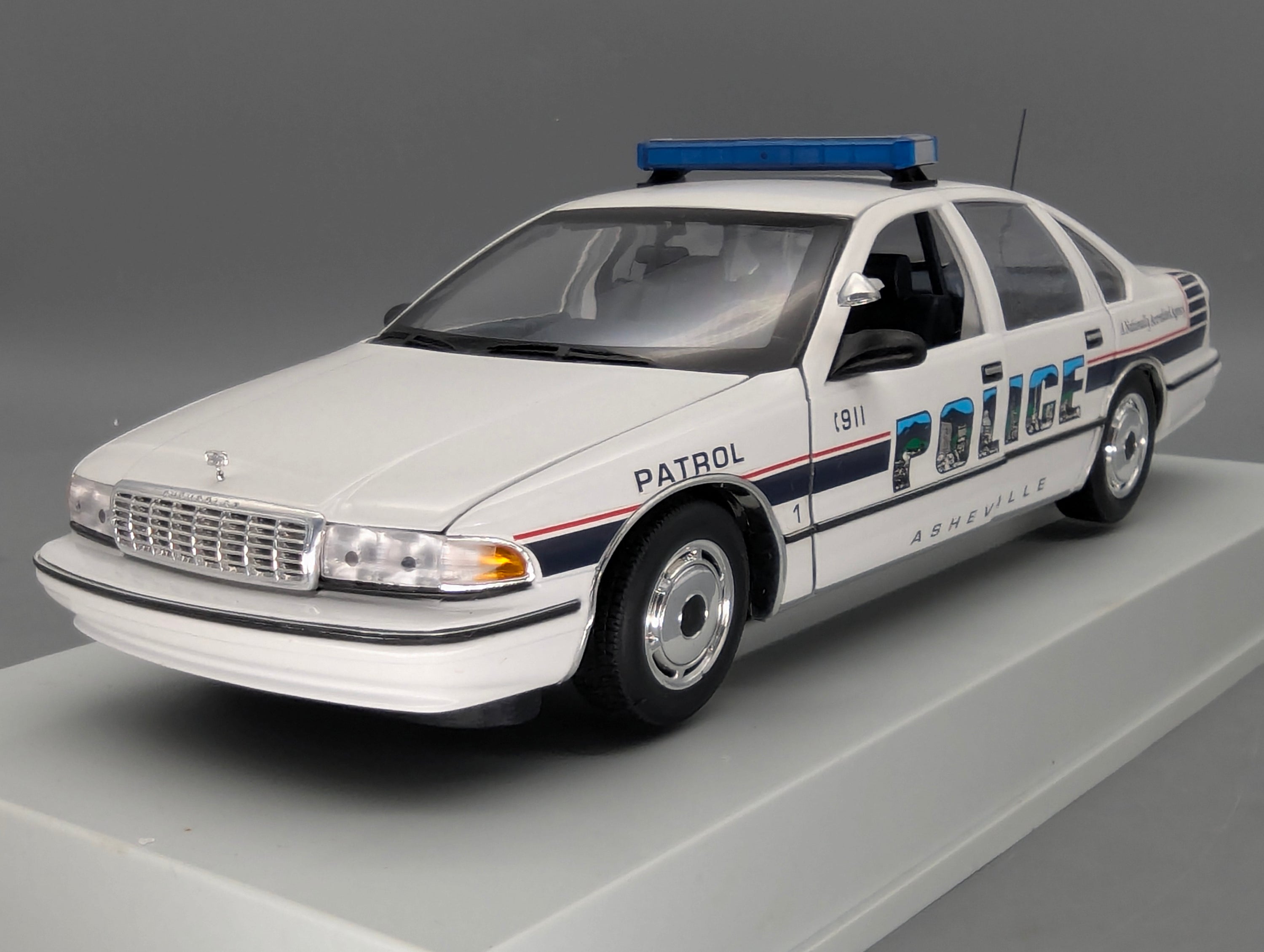 Modellautos 1:18 UT Models 21053 Chevrolet Caprice Asheville Police Car mit OVP