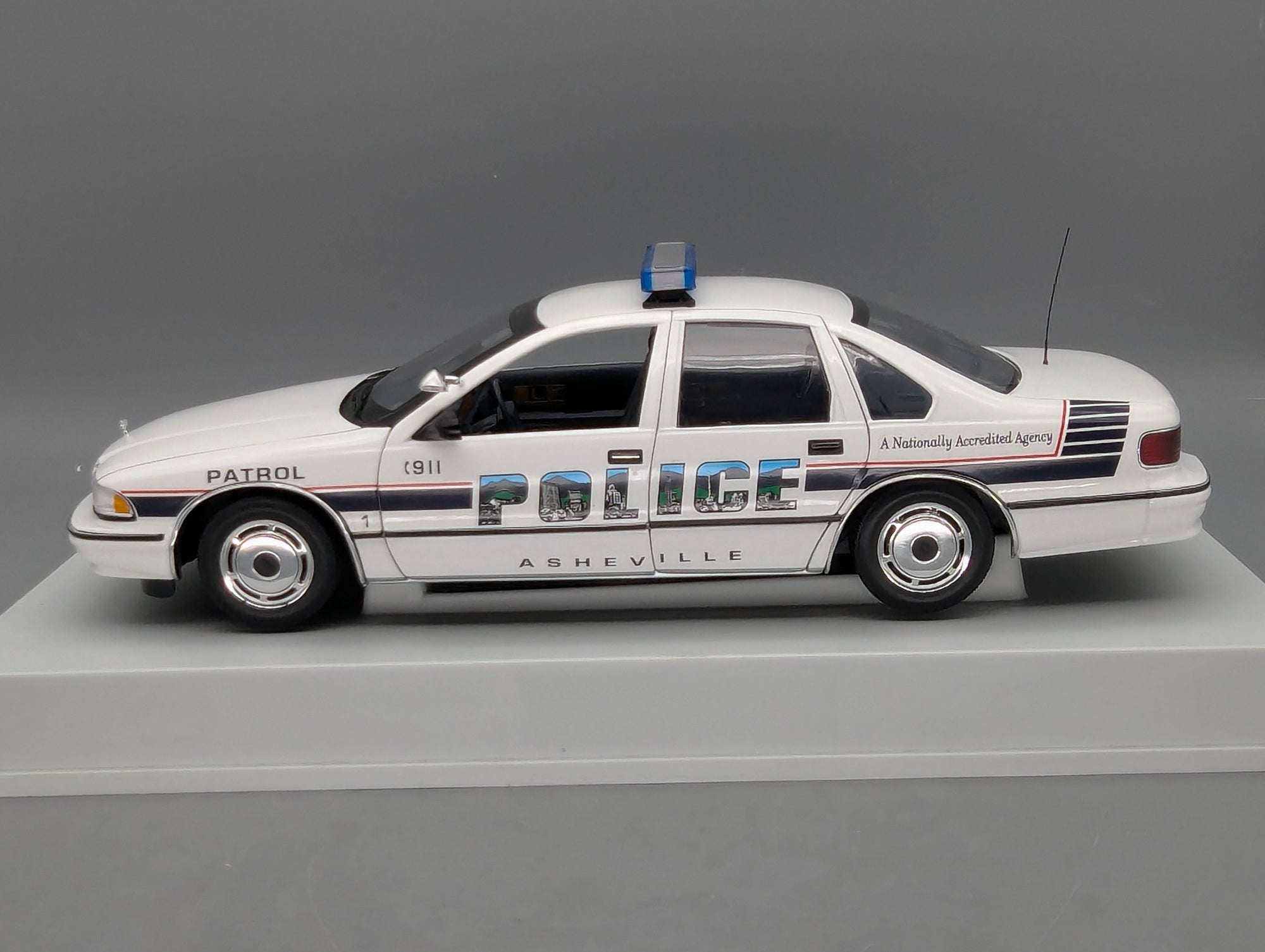 Modellautos 1:18 UT Models 21053 Chevrolet Caprice Asheville Police Car mit OVP