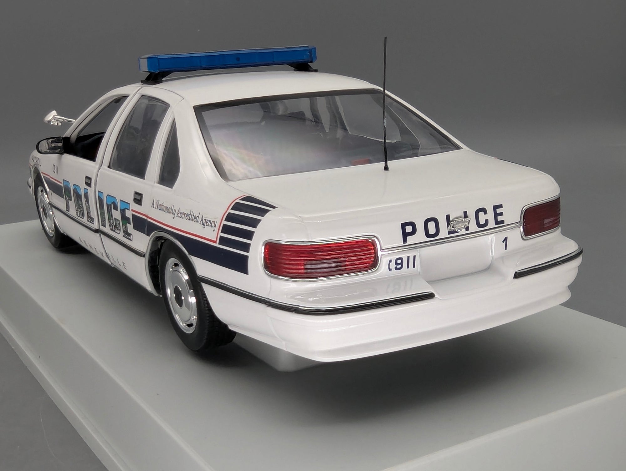 Modellautos 1:18 UT Models 21053 Chevrolet Caprice Asheville Police Car mit OVP