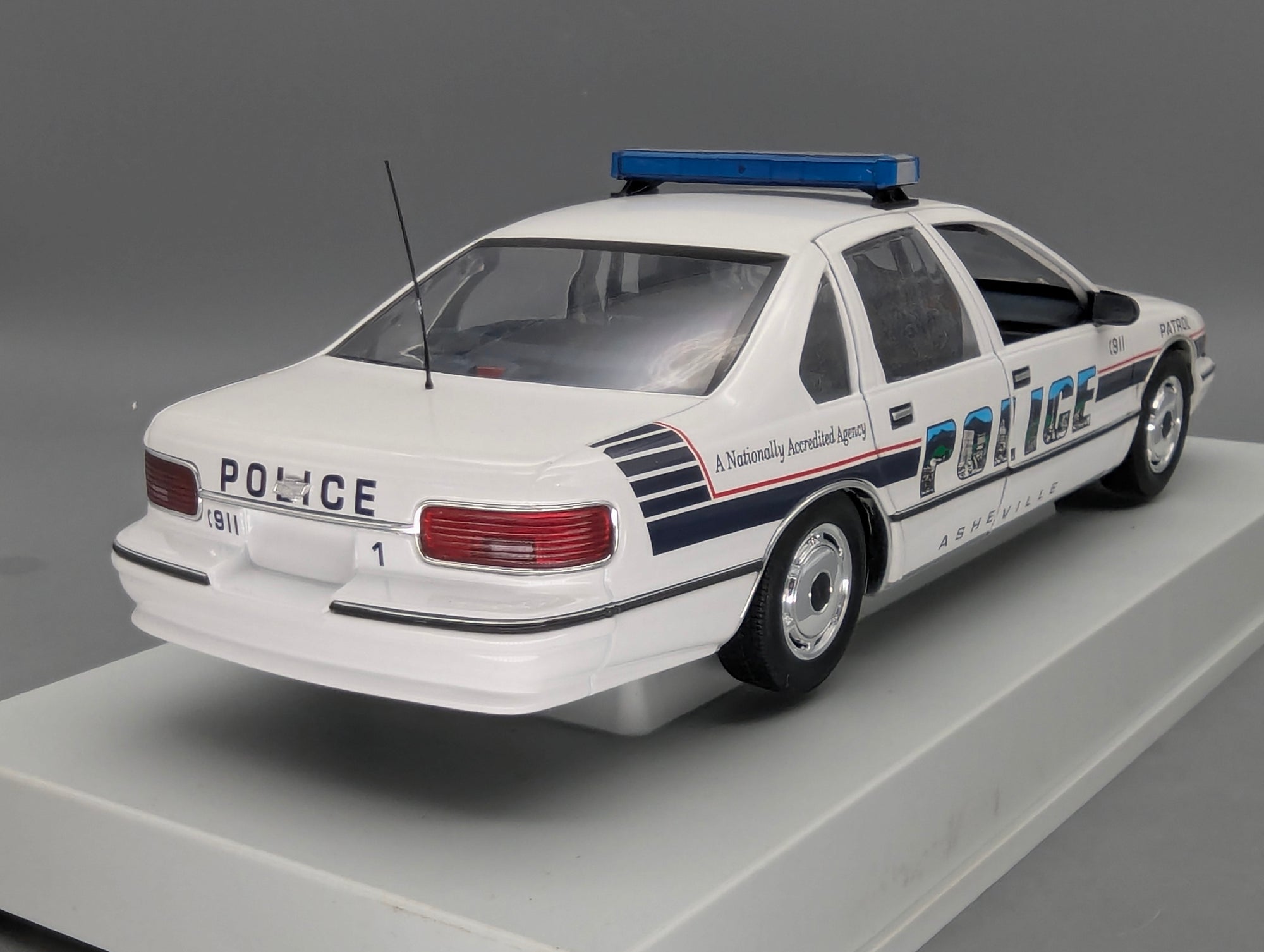 Modellautos 1:18 UT Models 21053 Chevrolet Caprice Asheville Police Car mit OVP