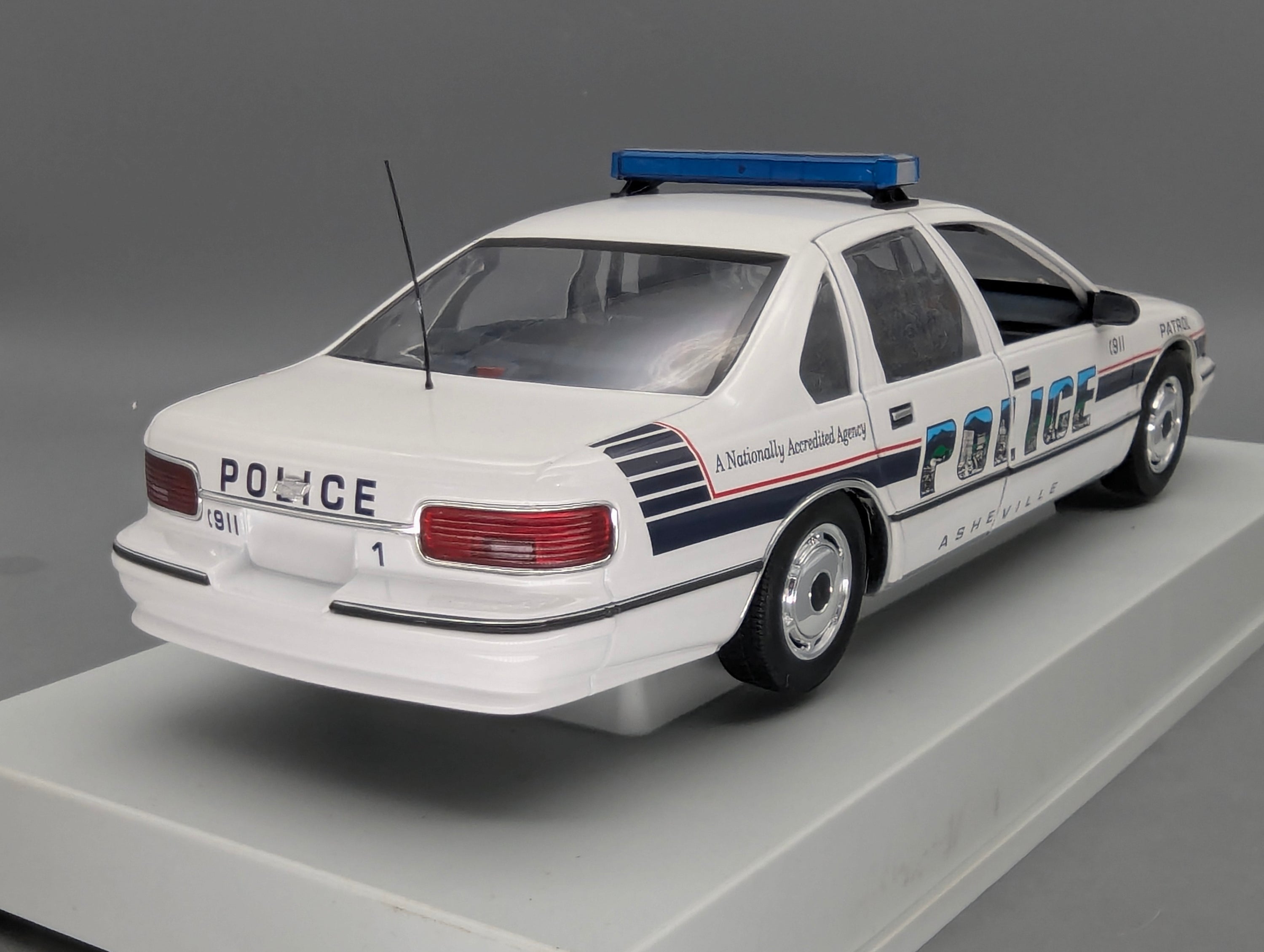Modellautos 1:18 UT Models 21053 Chevrolet Caprice Asheville Police Car mit OVP
