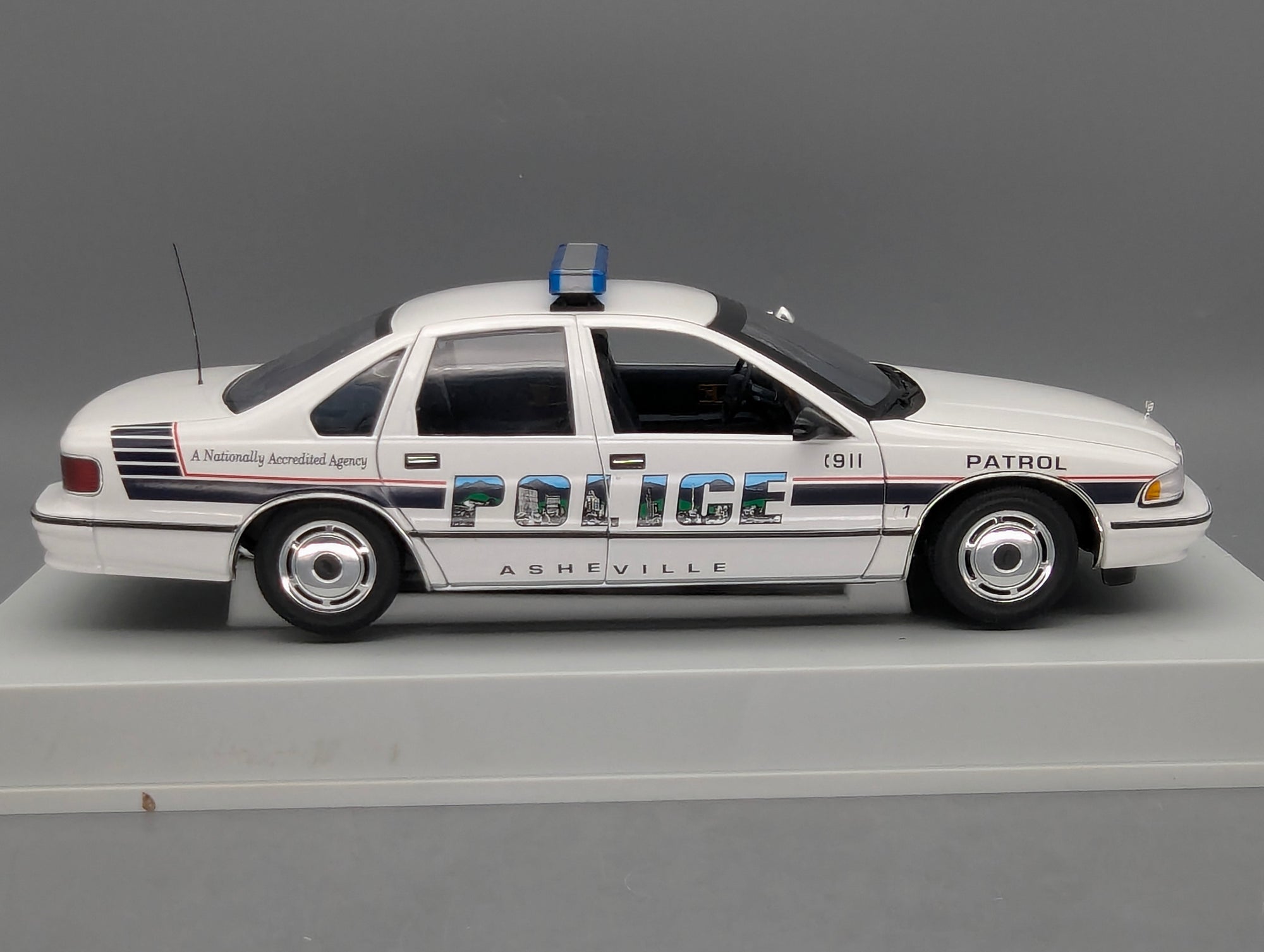 Modellautos 1:18 UT Models 21053 Chevrolet Caprice Asheville Police Car mit OVP
