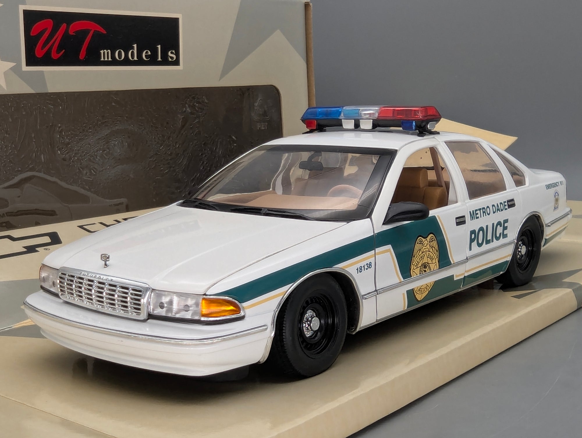 Modellautos 1:18 UT Models 21024 Chevrolet Caprice Metro Dade Police Car mit OVP