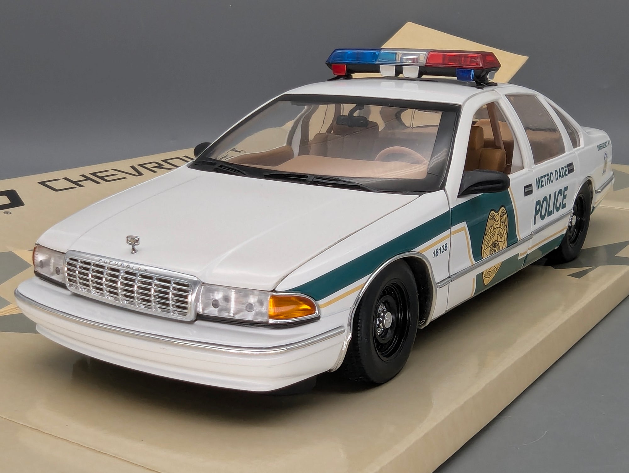 Modellautos 1:18 UT Models 21024 Chevrolet Caprice Metro Dade Police Car mit OVP