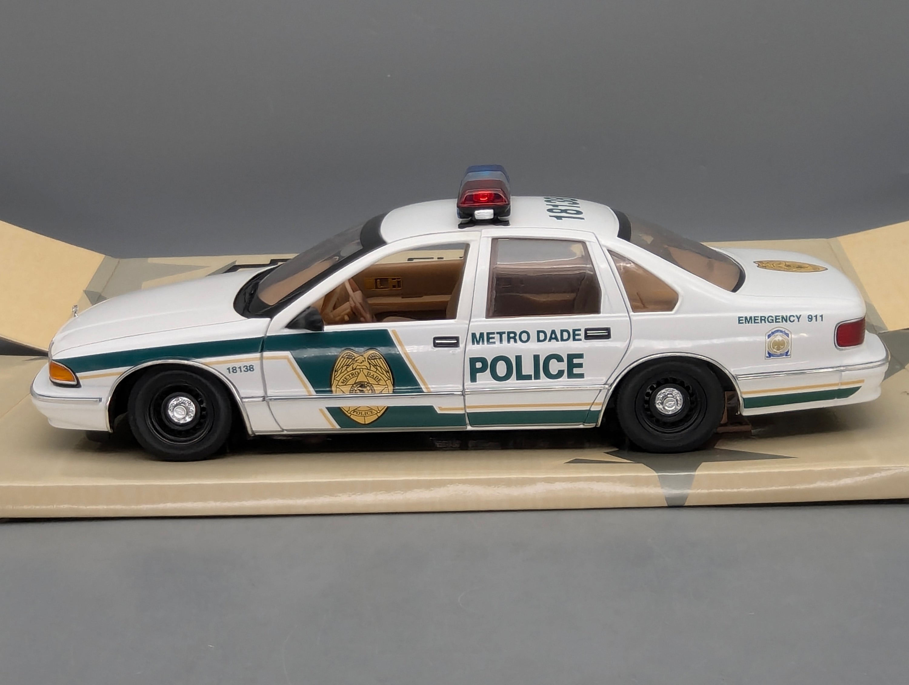 Modellautos 1:18 UT Models 21024 Chevrolet Caprice Metro Dade Police Car mit OVP