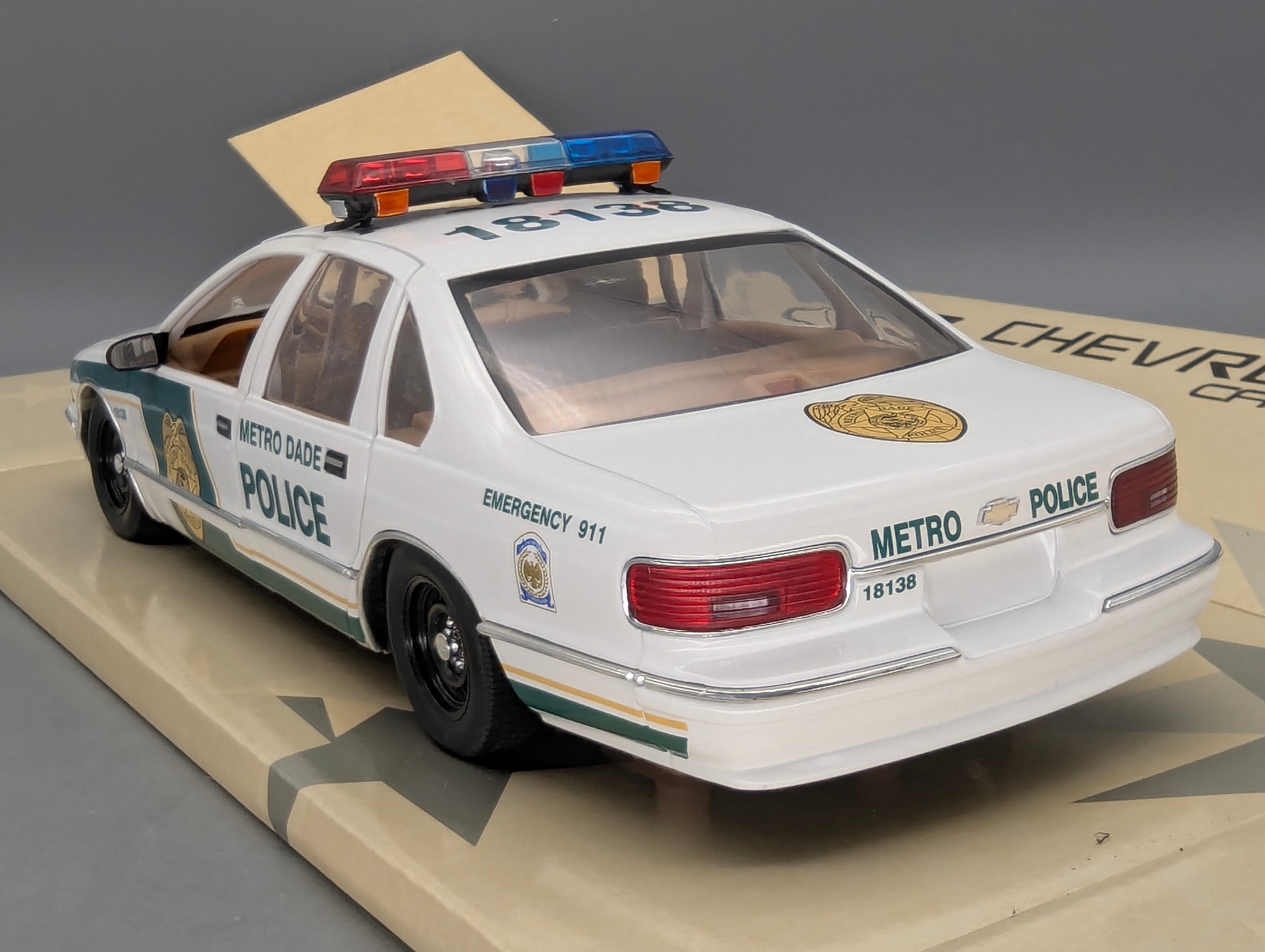 Modellautos 1:18 UT Models 21024 Chevrolet Caprice Metro Dade Police Car mit OVP