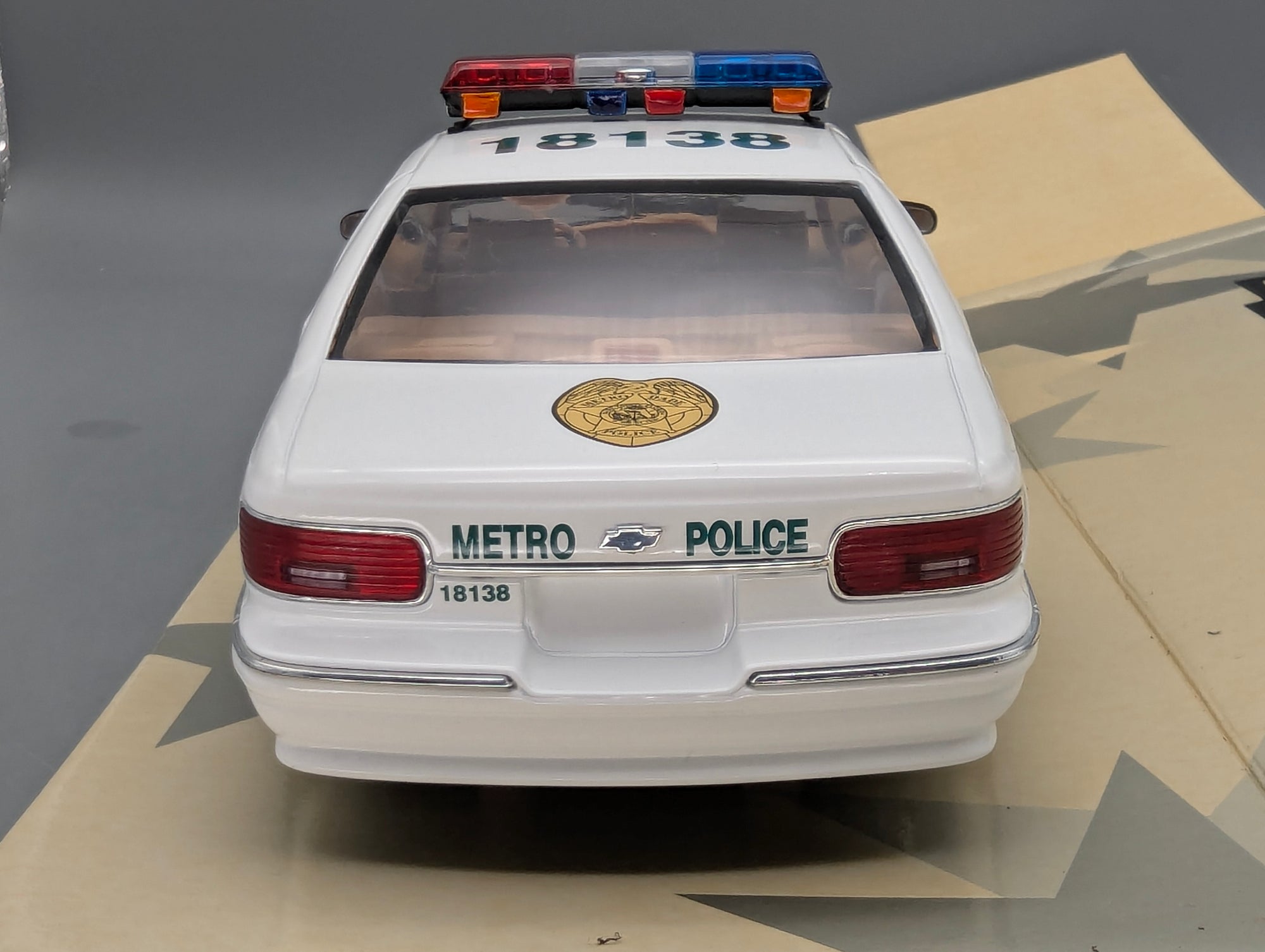 Modellautos 1:18 UT Models 21024 Chevrolet Caprice Metro Dade Police Car mit OVP