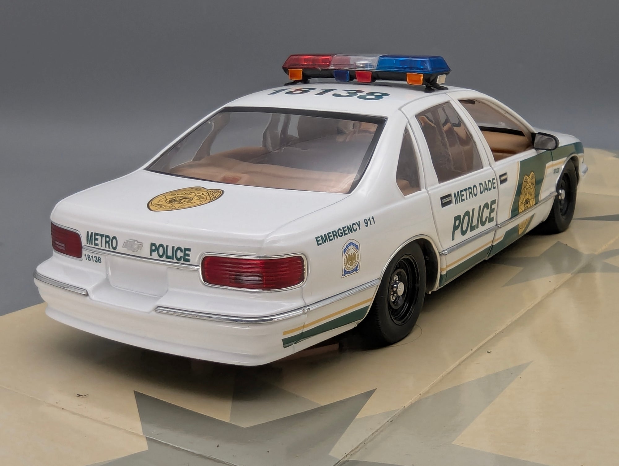 Modellautos 1:18 UT Models 21024 Chevrolet Caprice Metro Dade Police Car mit OVP
