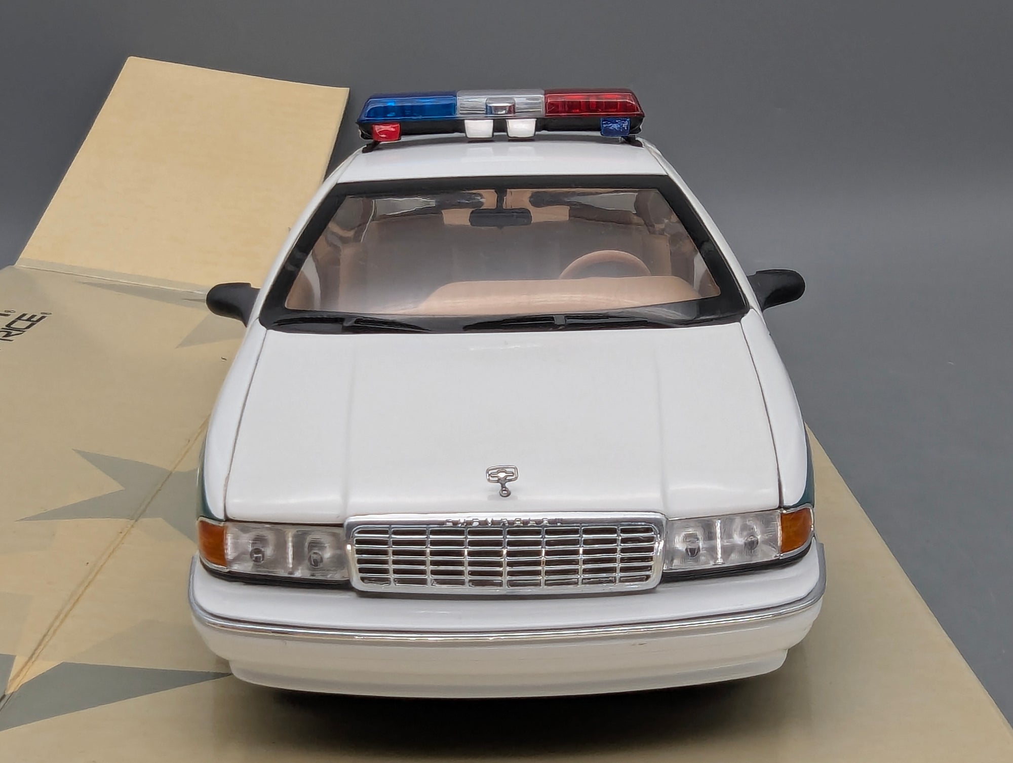 Modellautos 1:18 UT Models 21024 Chevrolet Caprice Metro Dade Police Car mit OVP