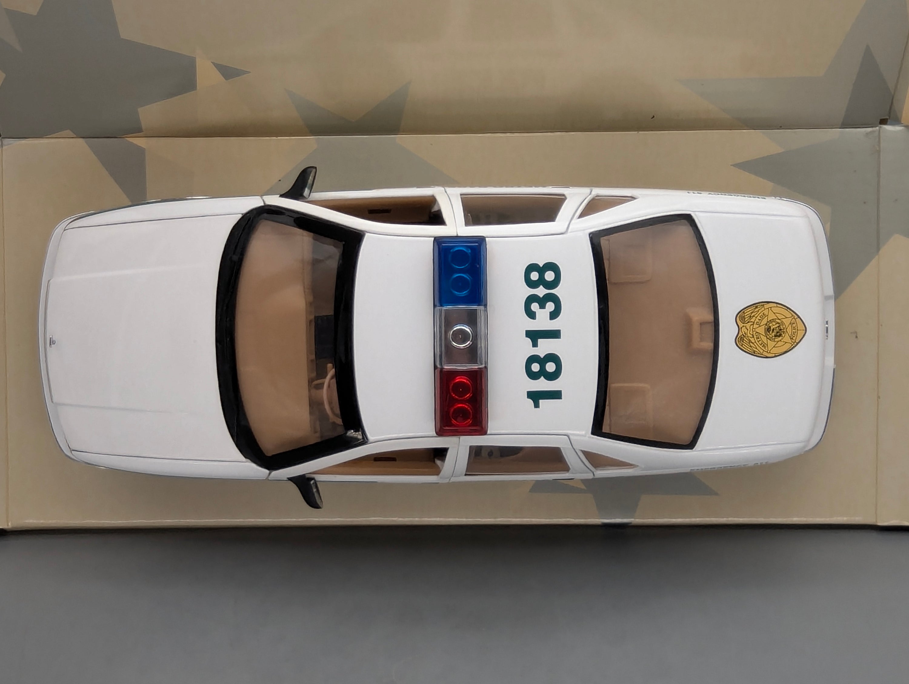 Modellautos 1:18 UT Models 21024 Chevrolet Caprice Metro Dade Police Car mit OVP