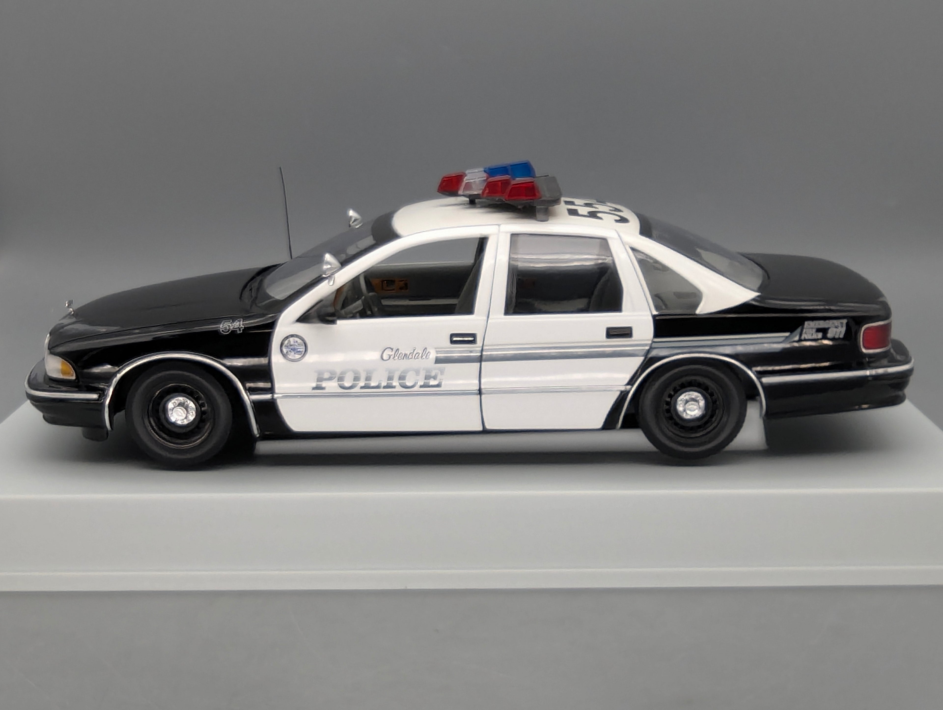Modellautos 1:18 UT Models 21026 Chevrolet Caprice Glendale Police Car mit OVP