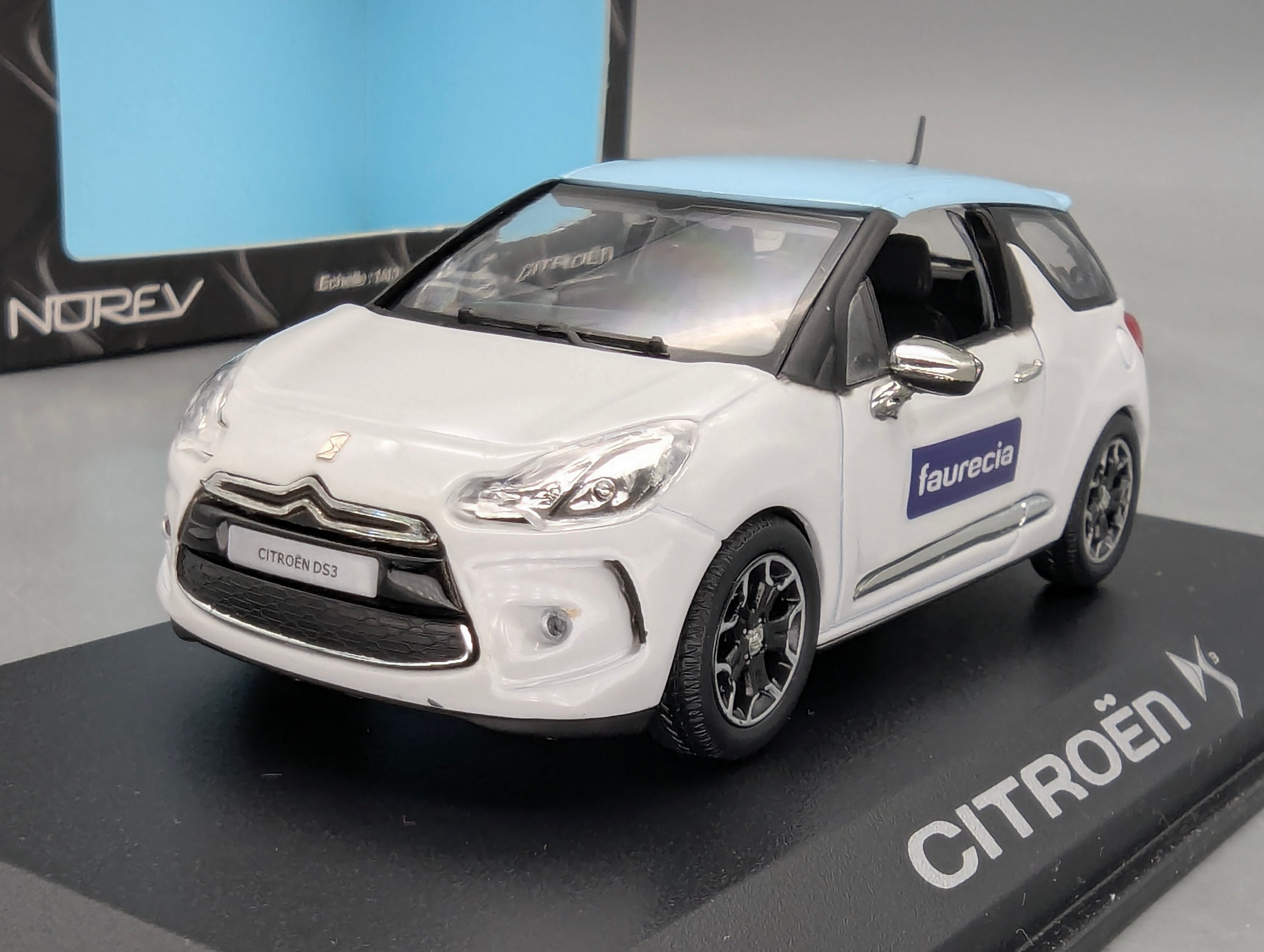 Modellautos 1:43 Norev Citroen DS3 Weiß mit blauem Dach 2010 Faurecia mit OVP