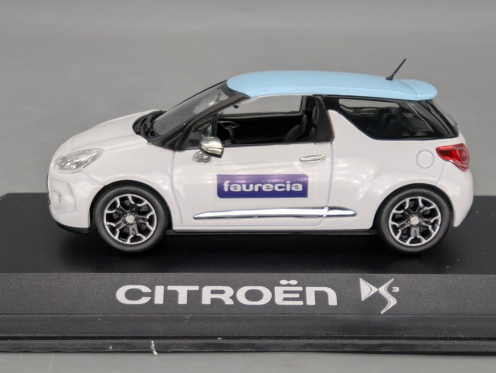 Modellautos 1:43 Norev Citroen DS3 Weiß mit blauem Dach 2010 Faurecia mit OVP