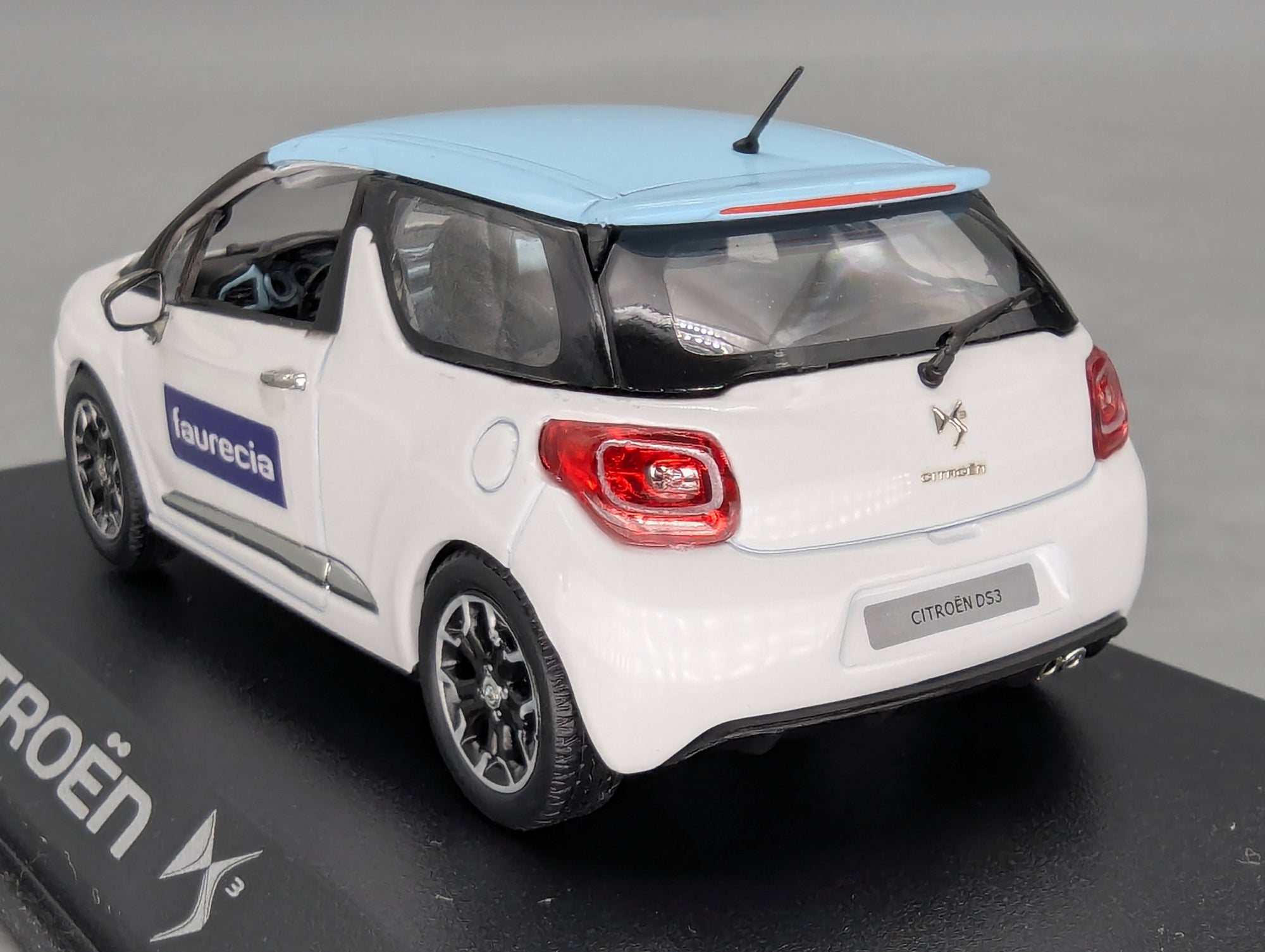 Modellautos 1:43 Norev Citroen DS3 Weiß mit blauem Dach 2010 Faurecia mit OVP