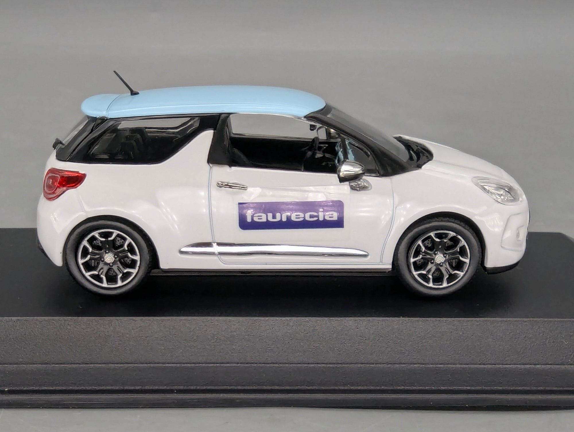 Modellautos 1:43 Norev Citroen DS3 Weiß mit blauem Dach 2010 Faurecia mit OVP