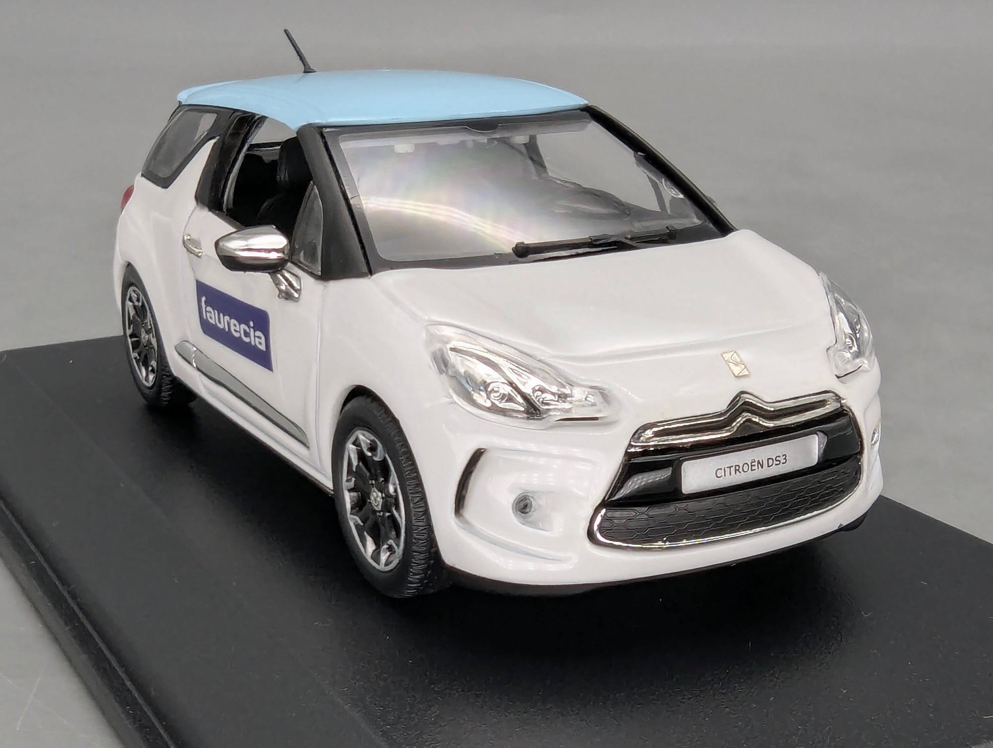 Modellautos 1:43 Norev Citroen DS3 Weiß mit blauem Dach 2010 Faurecia mit OVP