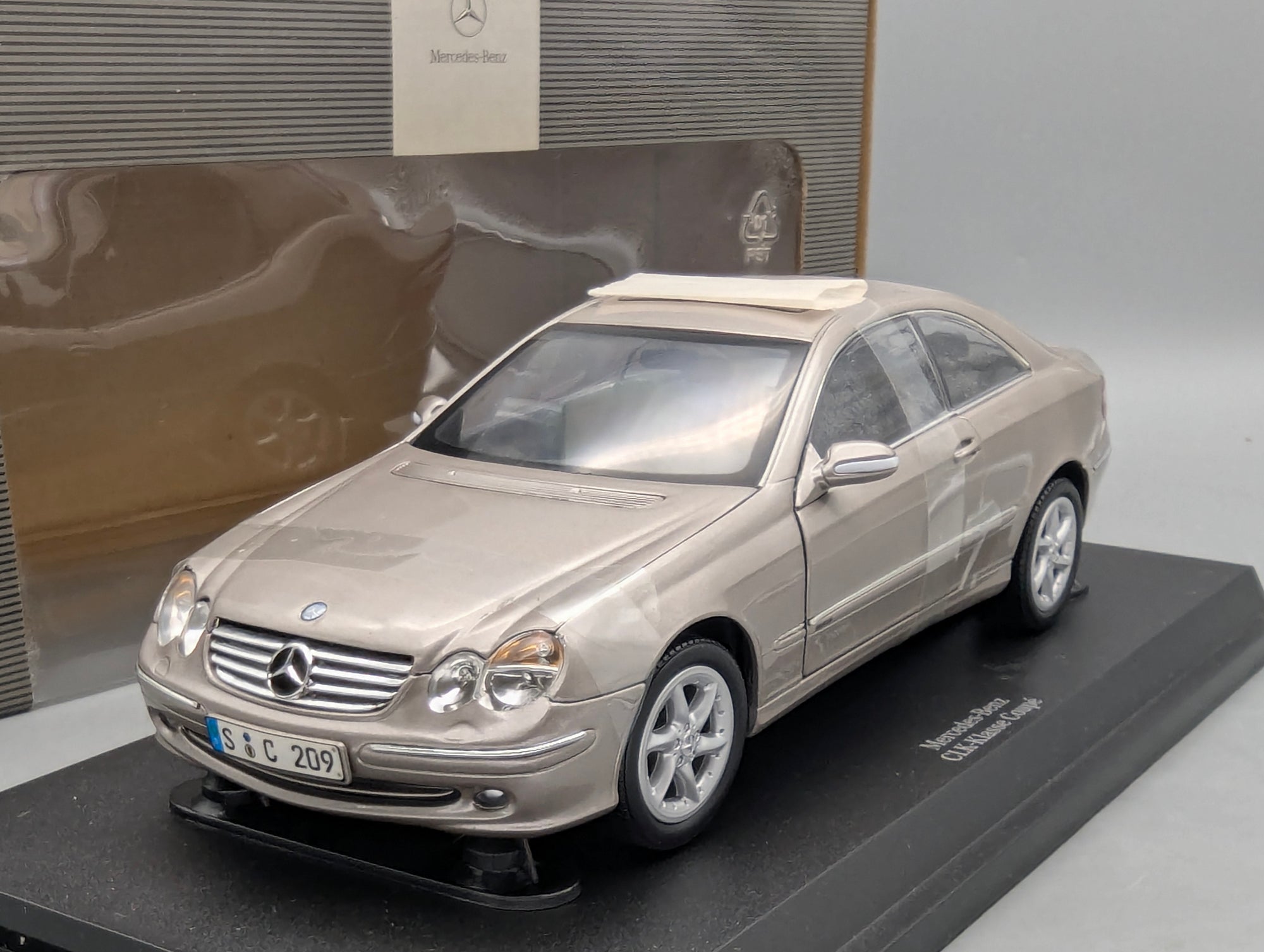 Modellautos 1:18 Kyosho Mercedes Benz CLK Class 240 Coupe mit Dealer OVP