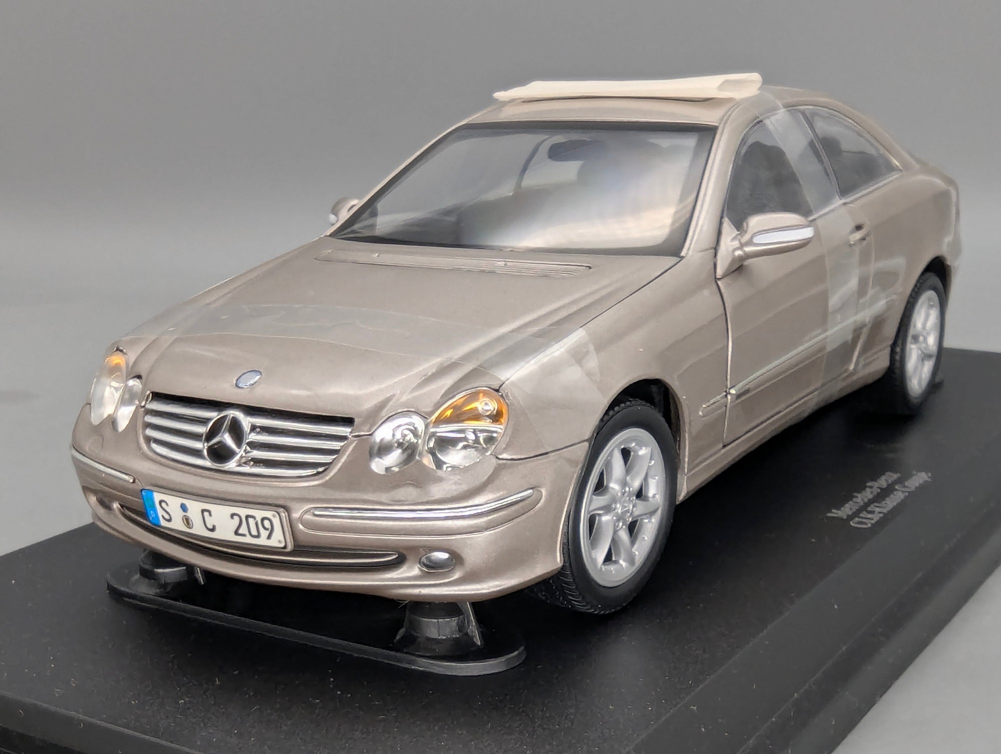 Modellautos 1:18 Kyosho Mercedes Benz CLK Class 240 Coupe mit Dealer OVP