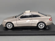 Modellautos 1:18 Kyosho Mercedes Benz CLK Class 240 Coupe mit Dealer OVP