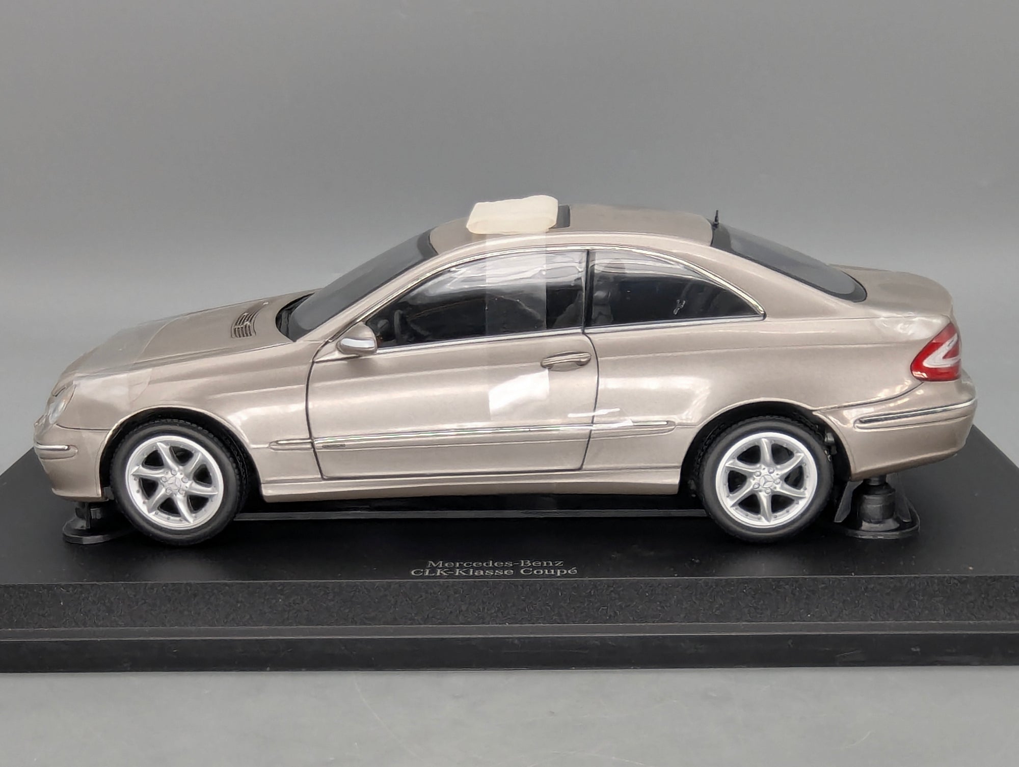 Modellautos 1:18 Kyosho Mercedes Benz CLK Class 240 Coupe mit Dealer OVP