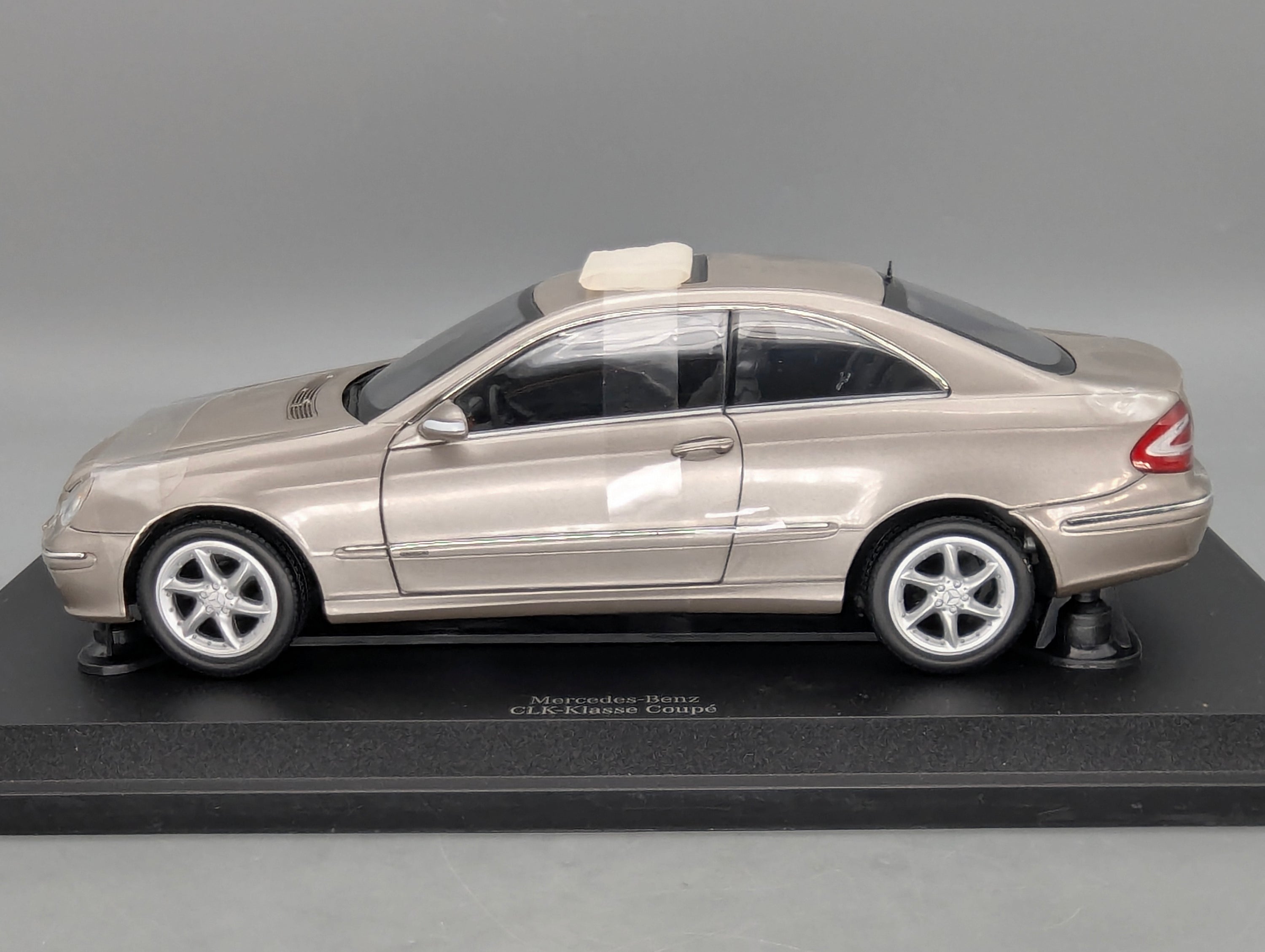 Modellautos 1:18 Kyosho Mercedes Benz CLK Class 240 Coupe mit Dealer OVP