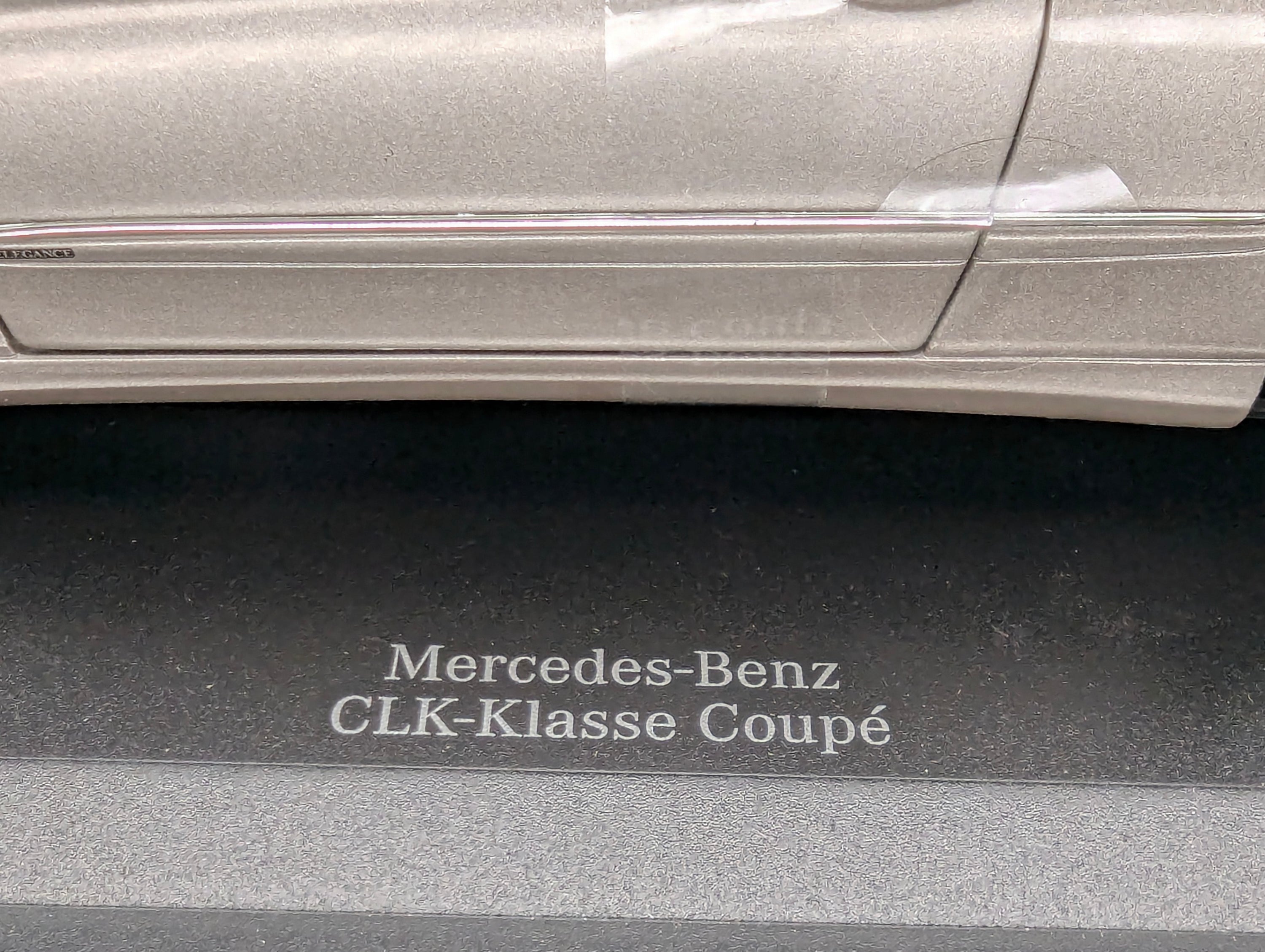 Modellautos 1:18 Kyosho Mercedes Benz CLK Class 240 Coupe mit Dealer OVP