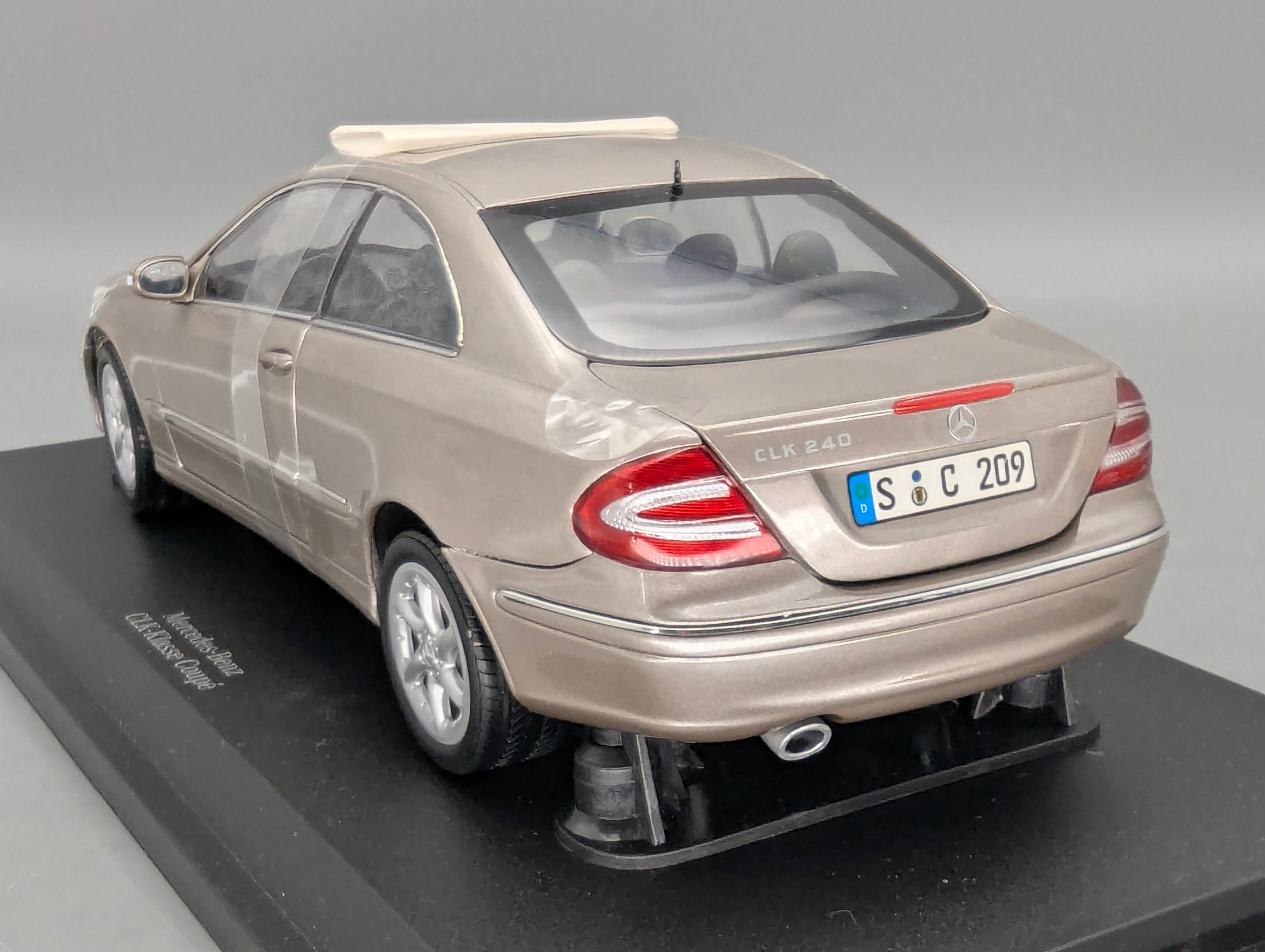 Modellautos 1:18 Kyosho Mercedes Benz CLK Class 240 Coupe mit Dealer OVP