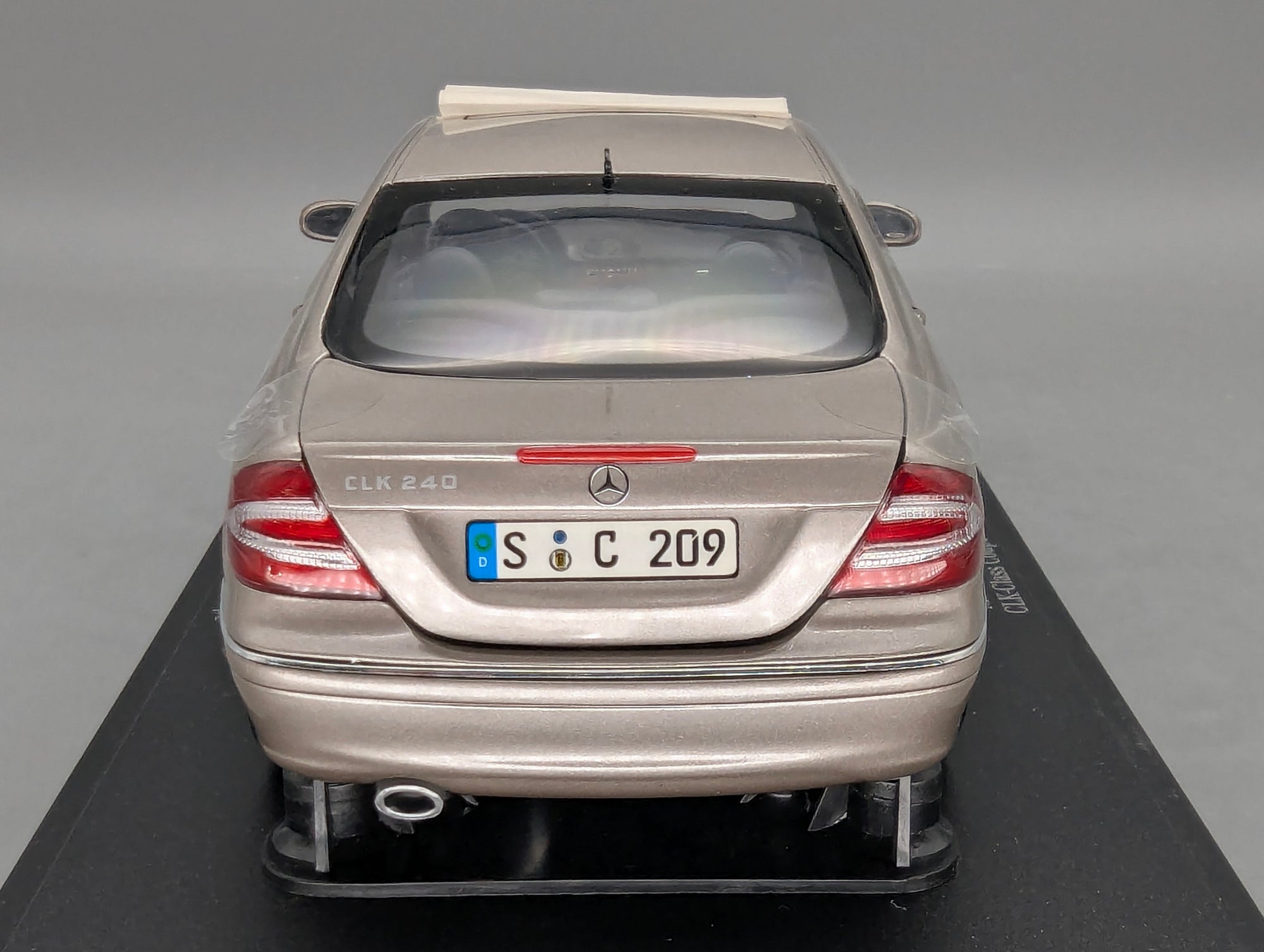 Modellautos 1:18 Kyosho Mercedes Benz CLK Class 240 Coupe mit Dealer OVP