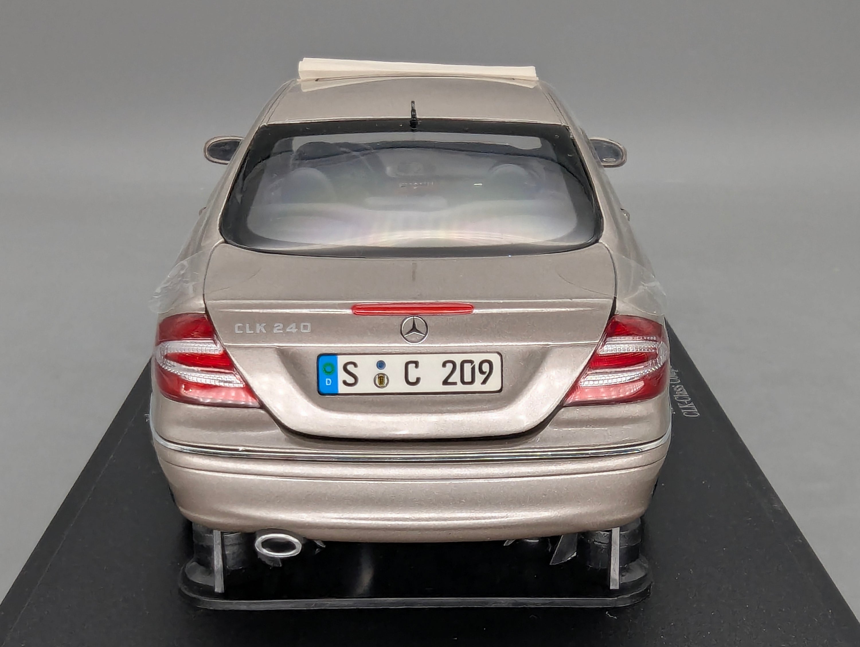 Modellautos 1:18 Kyosho Mercedes Benz CLK Class 240 Coupe mit Dealer OVP