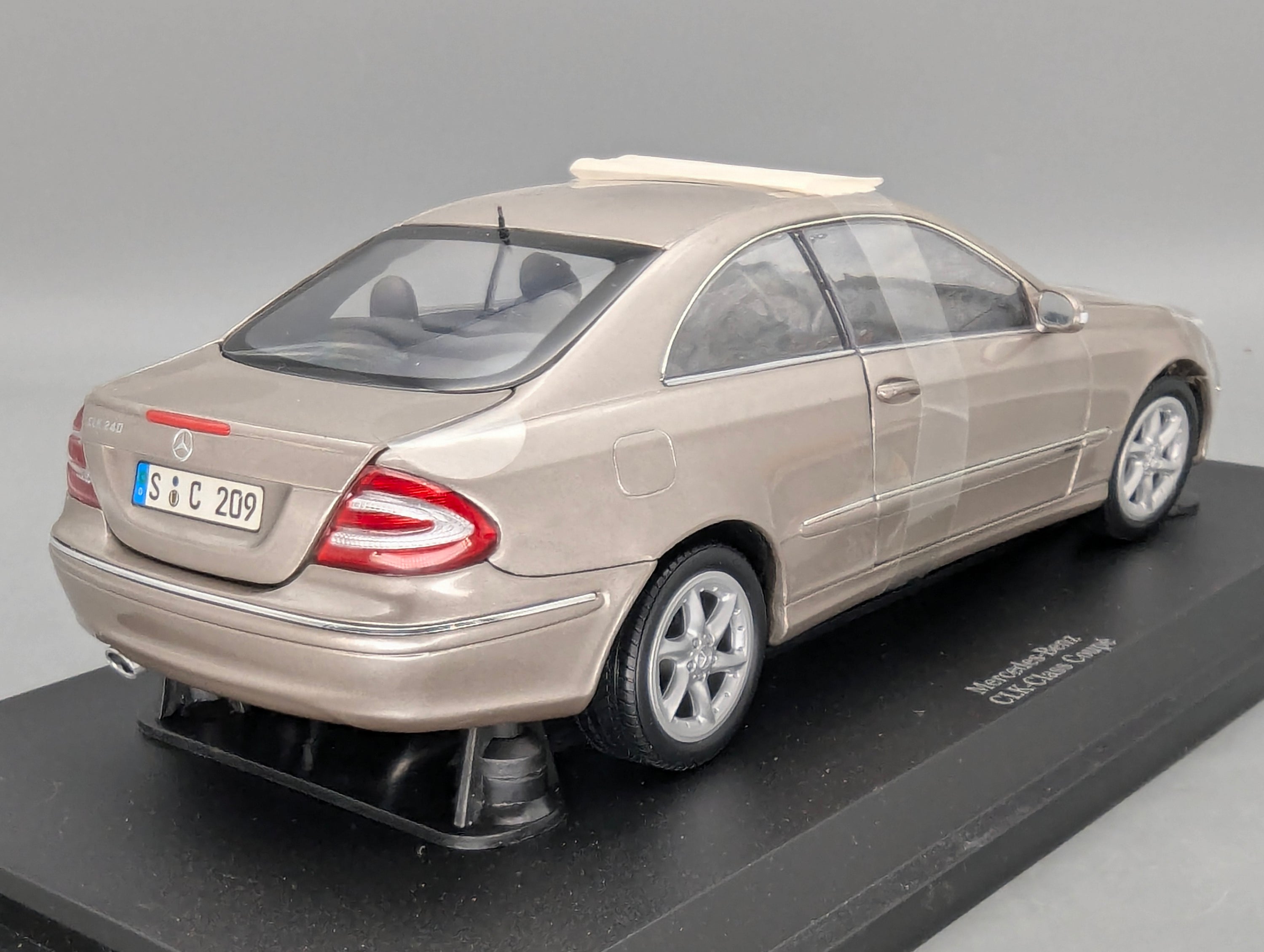 Modellautos 1:18 Kyosho Mercedes Benz CLK Class 240 Coupe mit Dealer OVP