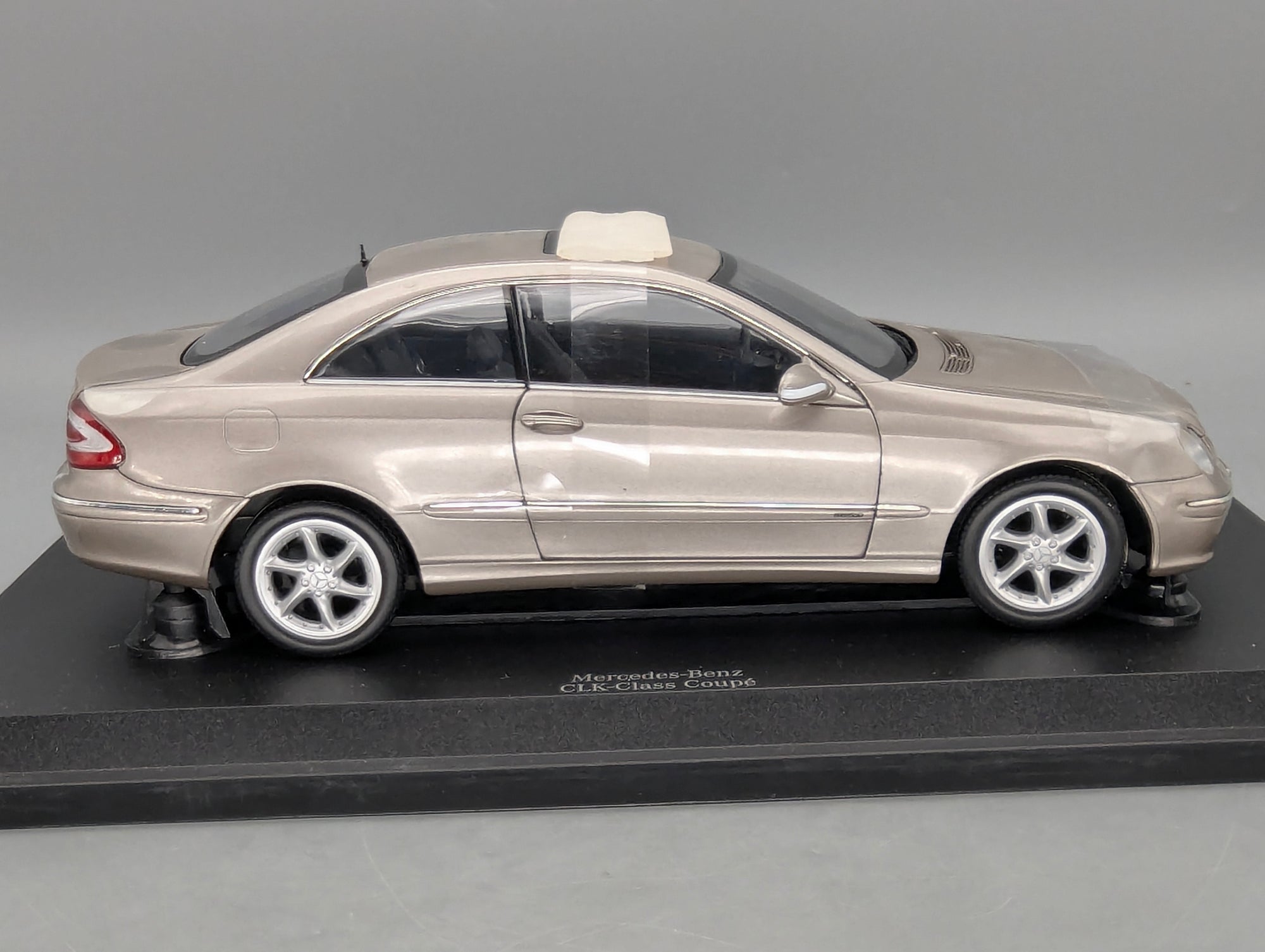 Modellautos 1:18 Kyosho Mercedes Benz CLK Class 240 Coupe mit Dealer OVP