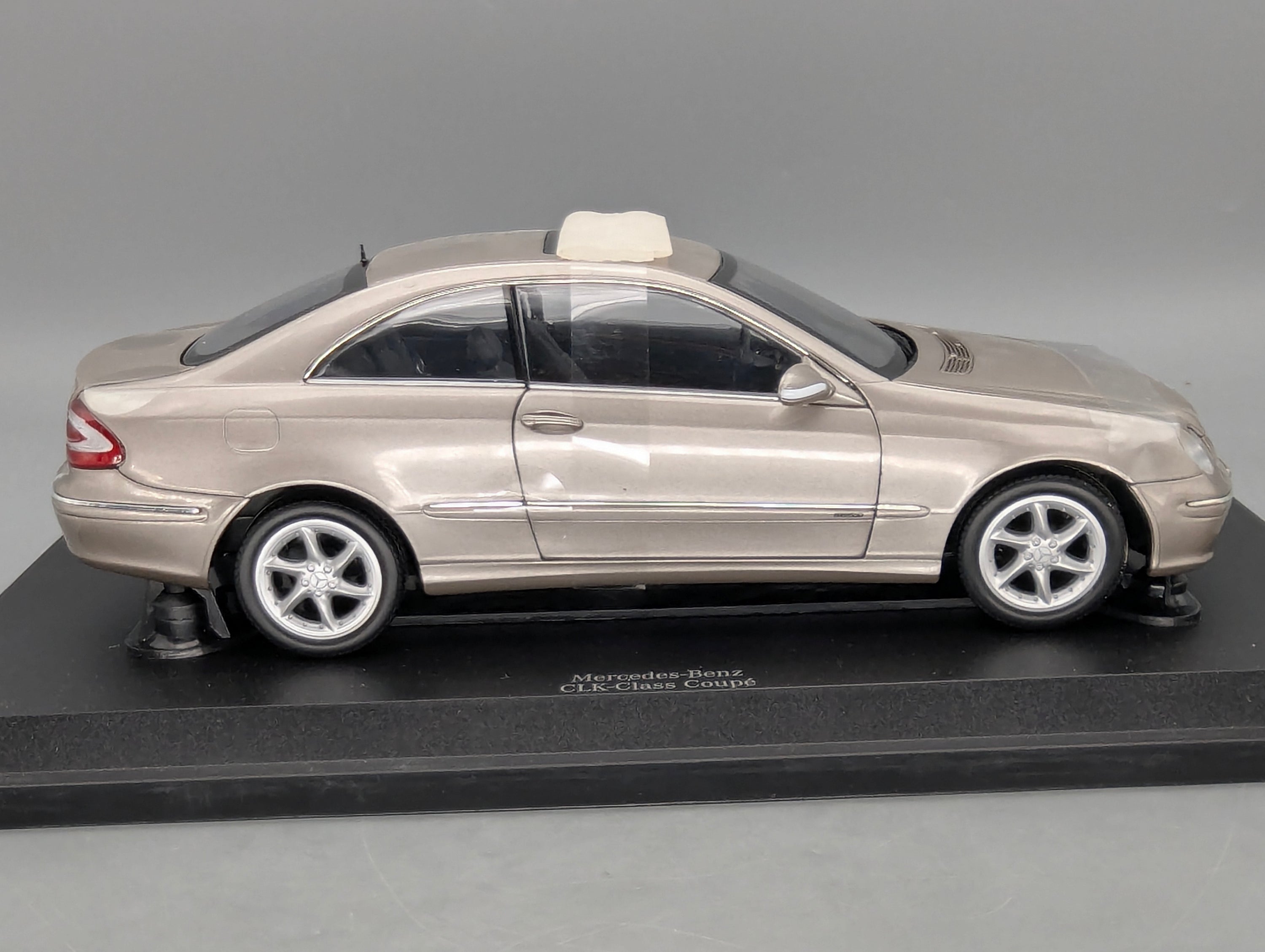 Modellautos 1:18 Kyosho Mercedes Benz CLK Class 240 Coupe mit Dealer OVP
