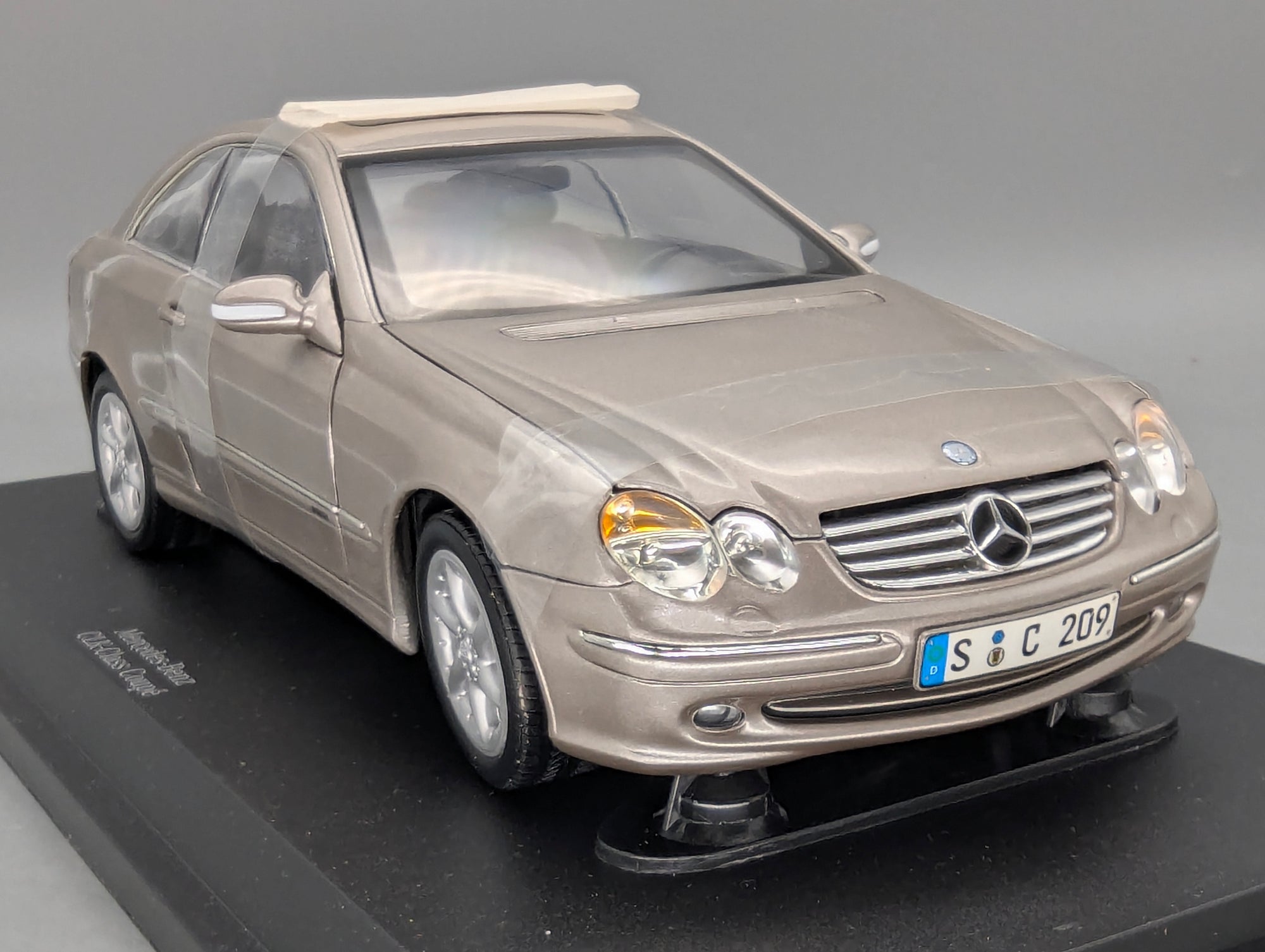 Modellautos 1:18 Kyosho Mercedes Benz CLK Class 240 Coupe mit Dealer OVP