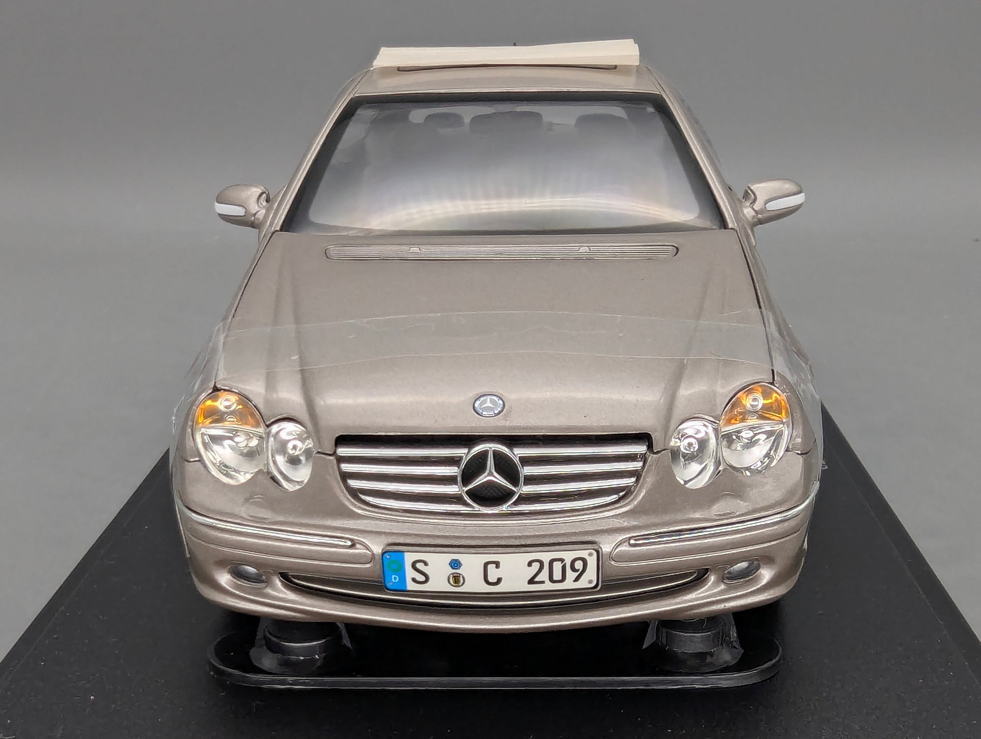 Modellautos 1:18 Kyosho Mercedes Benz CLK Class 240 Coupe mit Dealer OVP