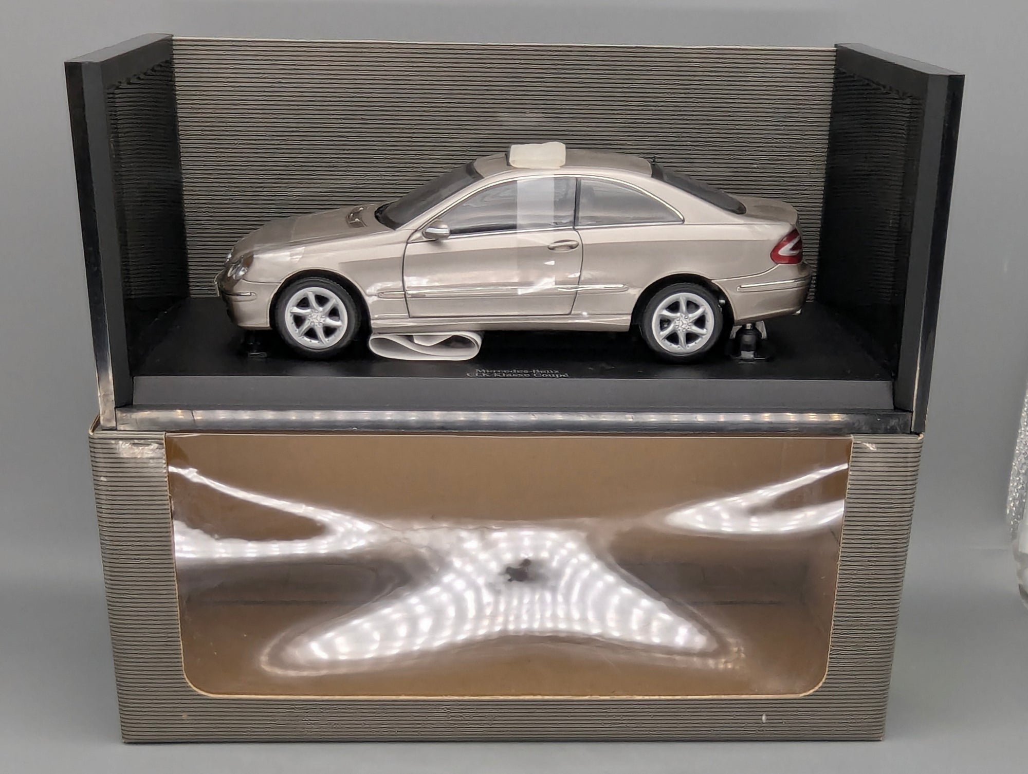 Modellautos 1:18 Kyosho Mercedes Benz CLK Class 240 Coupe mit Dealer OVP