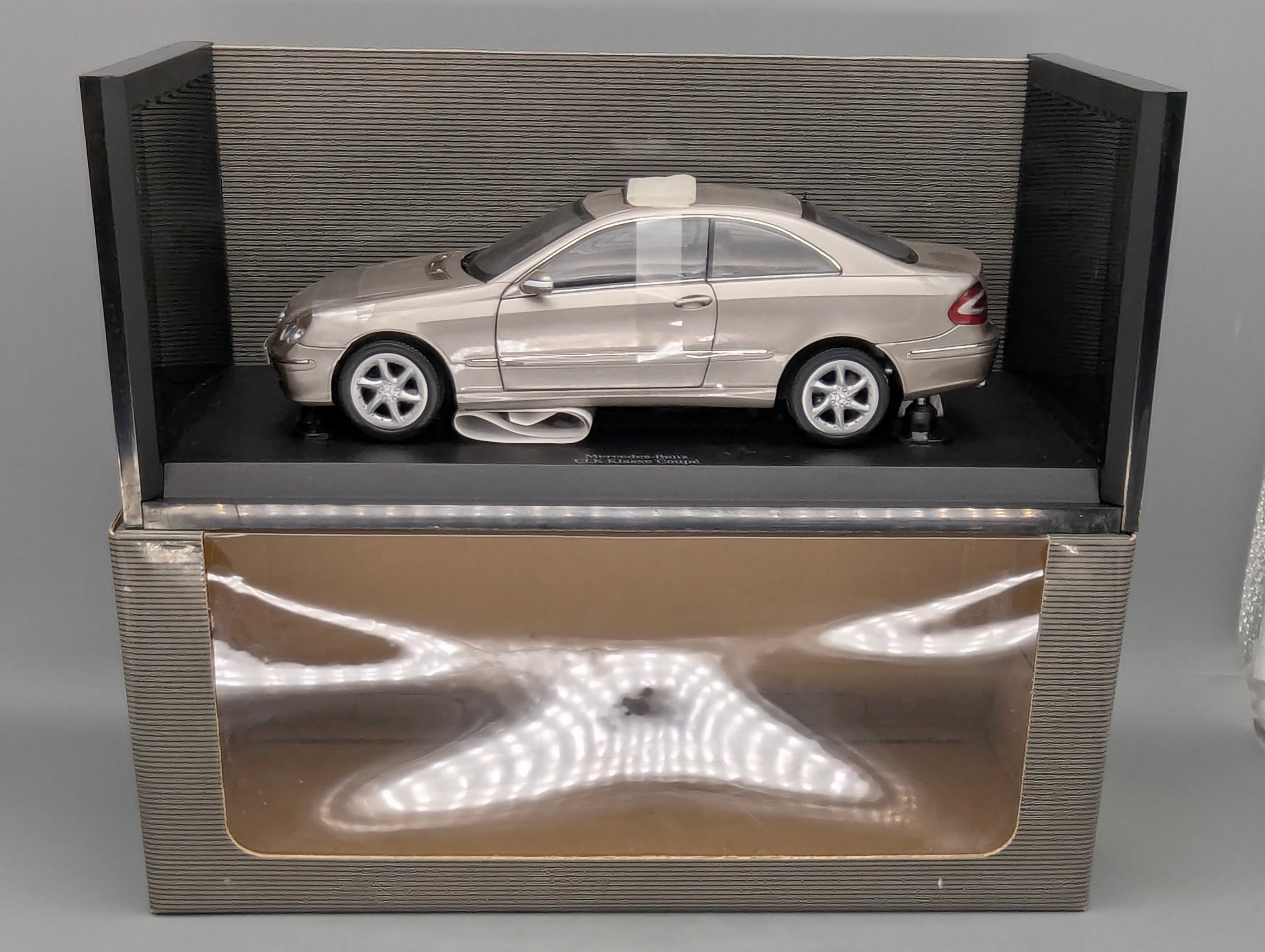 Modellautos 1:18 Kyosho Mercedes Benz CLK Class 240 Coupe mit Dealer OVP