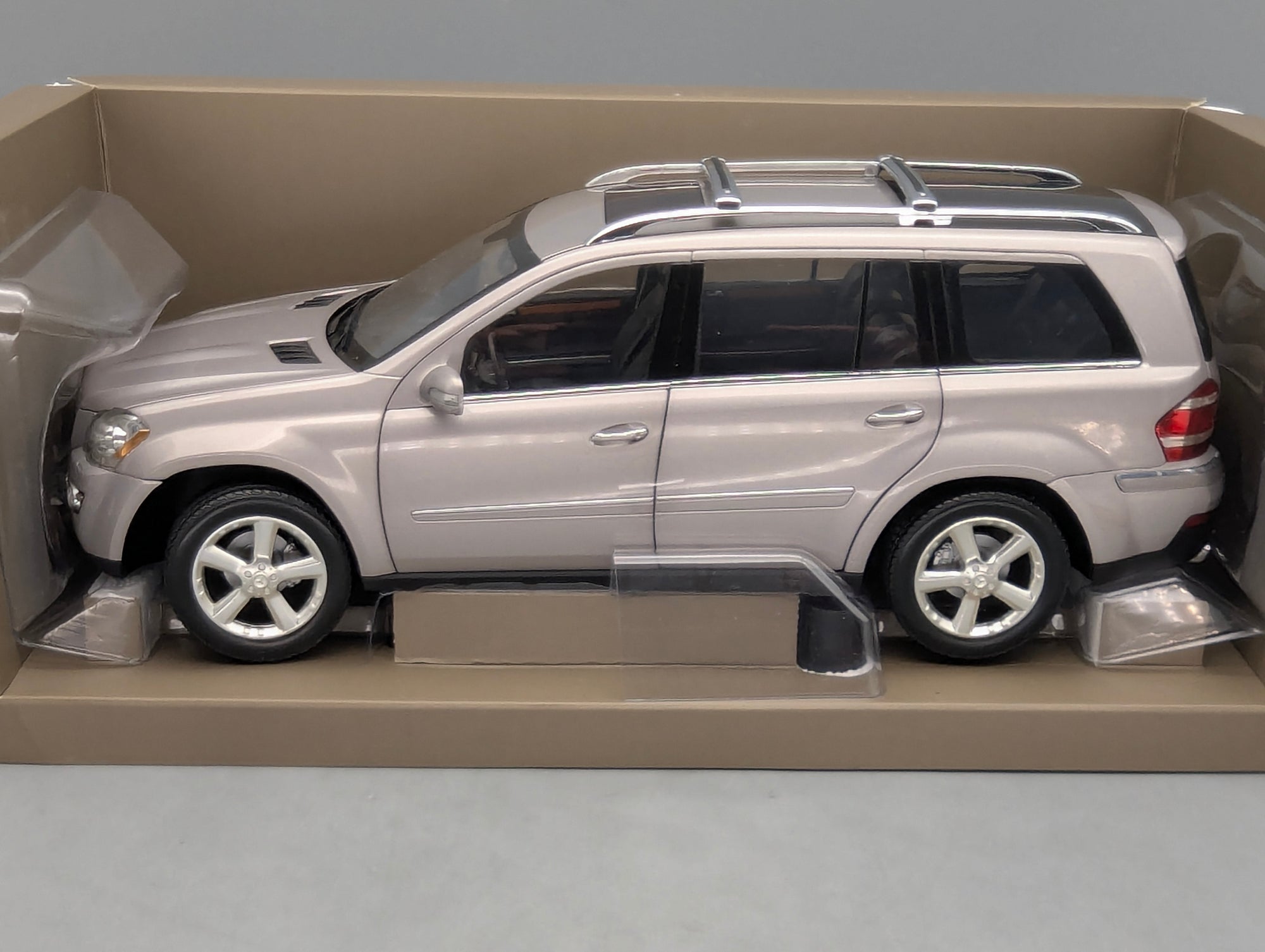 Modellautos 1:18 Minichamps Mercedes-Benz GL-Klasse Tansanit Silber mit Dealer OVP