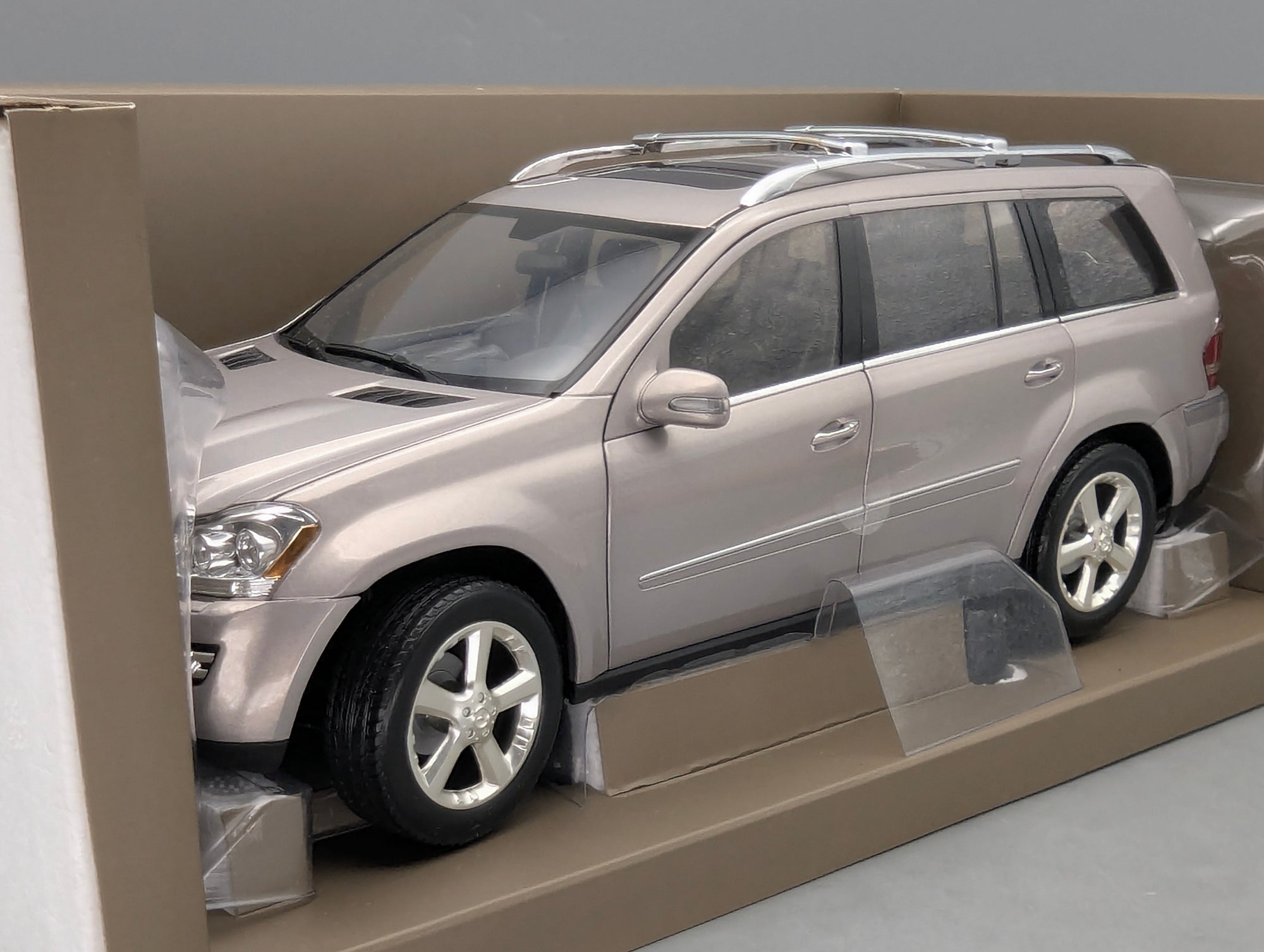Modellautos 1:18 Minichamps Mercedes-Benz GL-Klasse Tansanit Silber mit Dealer OVP