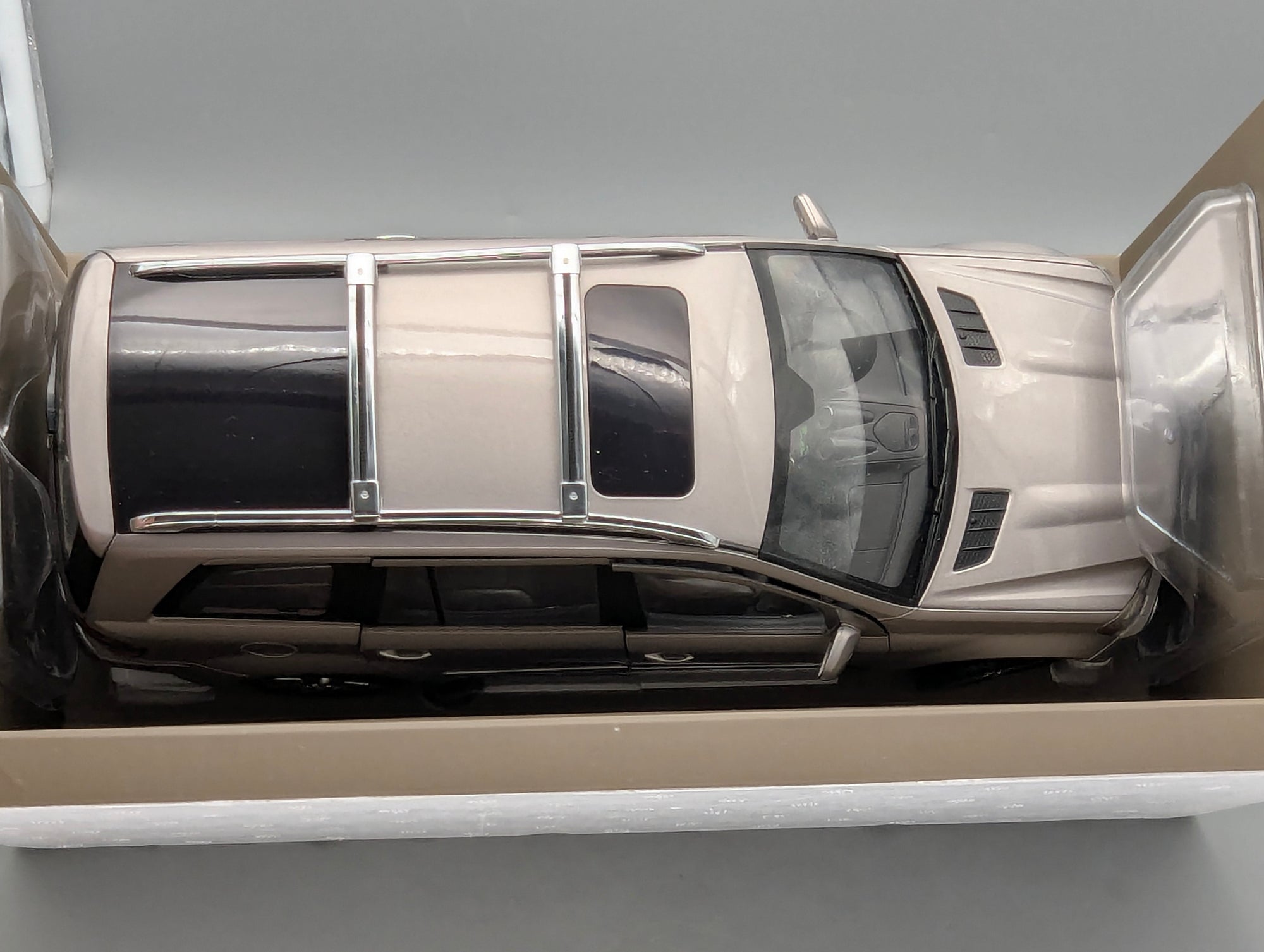 Modellautos 1:18 Minichamps Mercedes-Benz GL-Klasse Tansanit Silber mit Dealer OVP