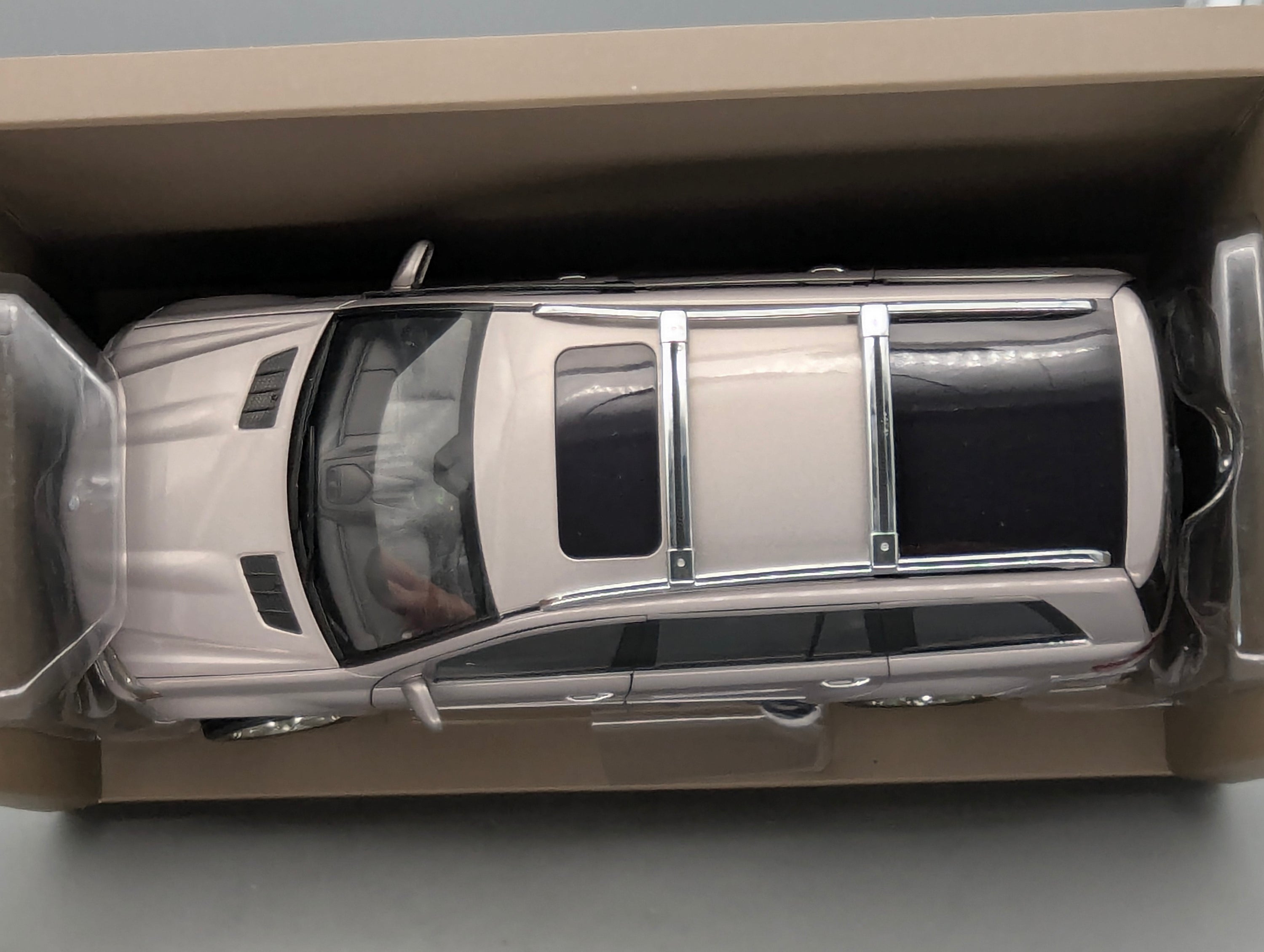 Modellautos 1:18 Minichamps Mercedes-Benz GL-Klasse Tansanit Silber mit Dealer OVP