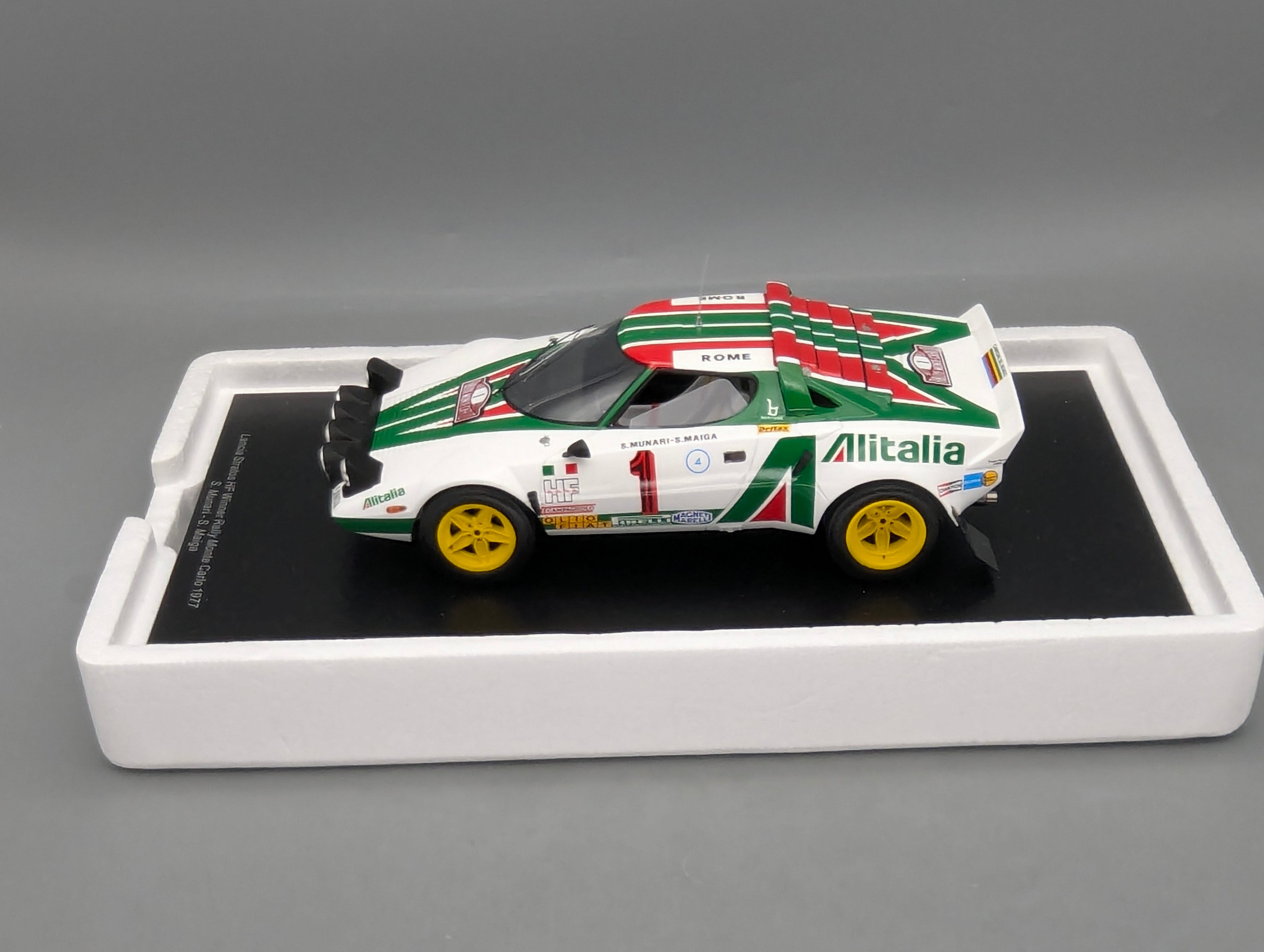 Model Cars 1:43 Minichamps Mercedes Benz SL65 AMG Black Series Silver with original packaging