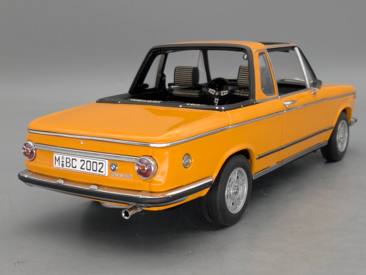Modellautos 1:18 AUTOart BMW 2002 Baur Cabrio Convertible Orange mit Dealer OVP